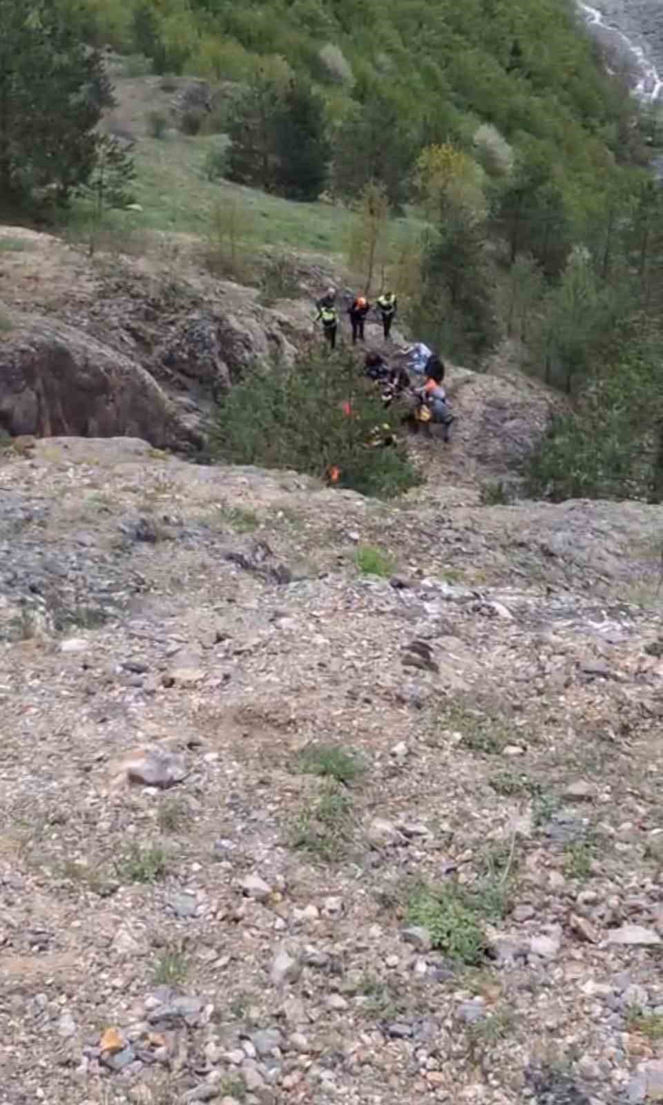 ziganada-feci-kaza-bariyerlere-carpan-motosikletten-savrulan-2-genc-ucuruma-dustu