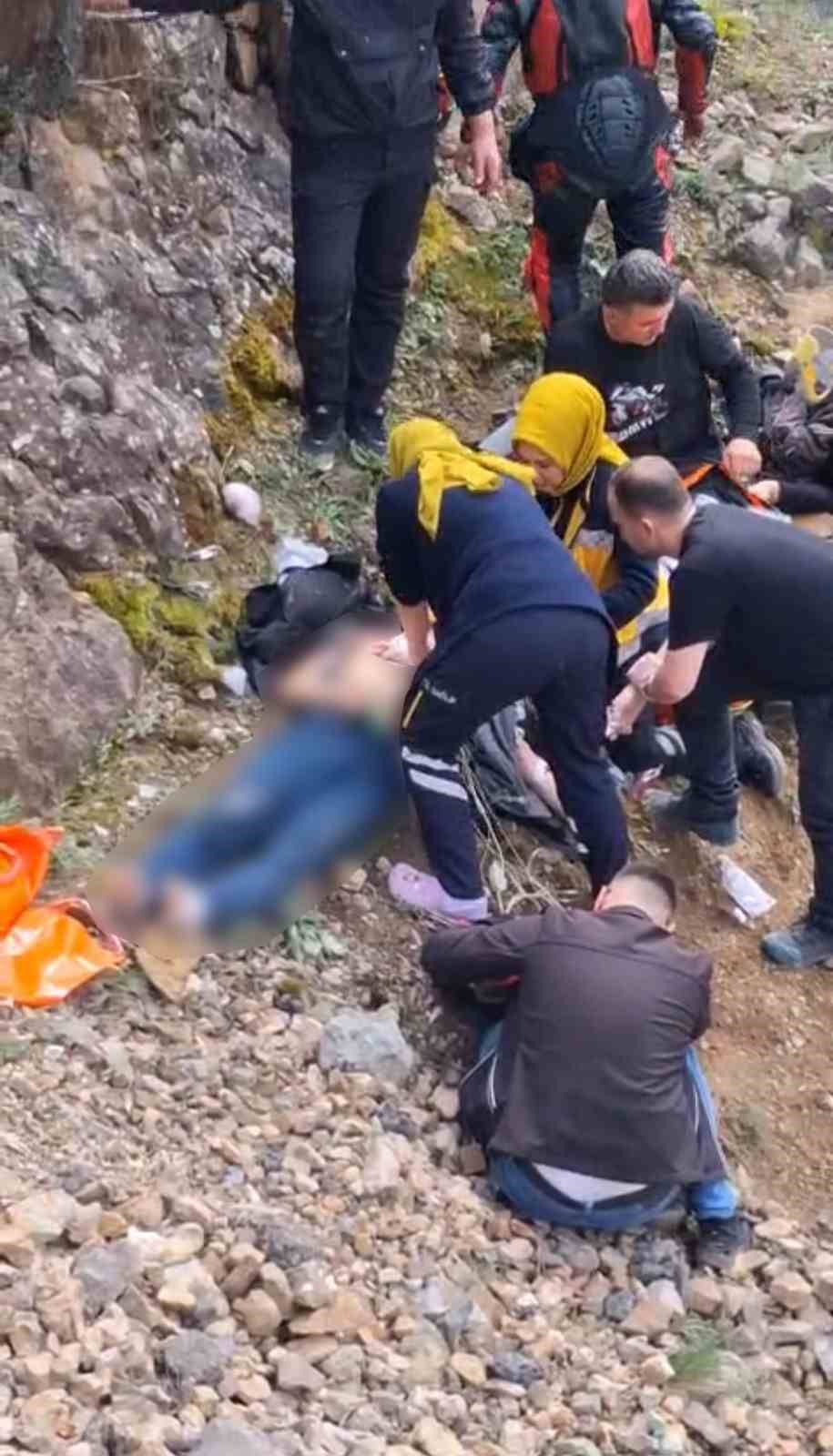 ziganada-feci-kaza-bariyerlere-carpan-motosikletten-savrulan-2-genc-ucuruma-dustu