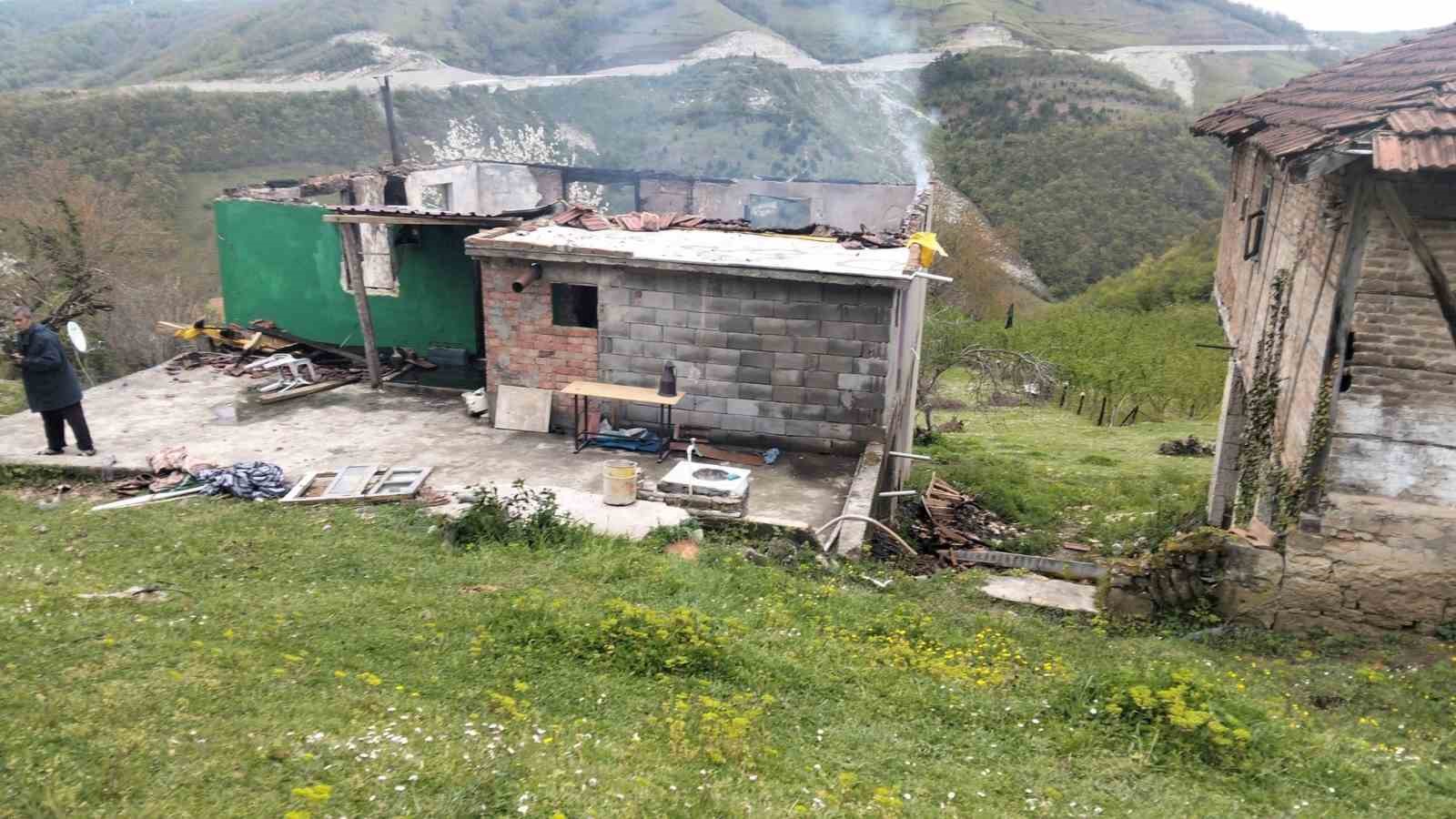 zonguldakta-cikan-yangin-yasli-ciftin-evini-kule-cevirdi