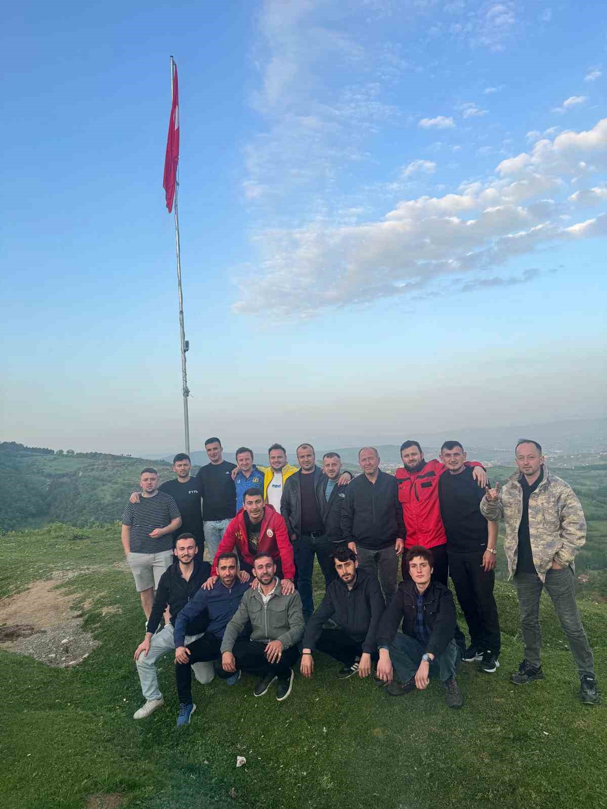zonguldakta-gencler-koylerinin-zirvesine-turk-bayragi-dikti