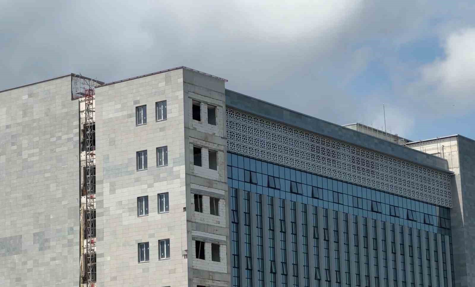 18-metre-yukseklikten-dustu-yarali-kurtuldu
