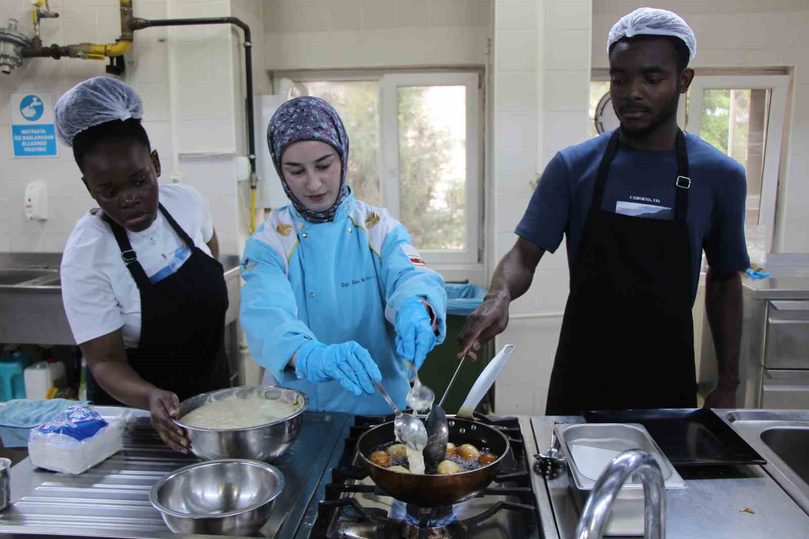 afrikali-universitelilerin-favori-yemekleri-yaprak-dolmasi-ve-mercimek-corbasi