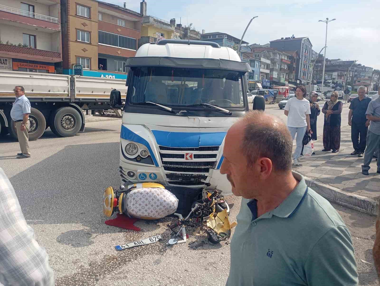 alaplida-minibus-motosiklete-carpti-1-yarali