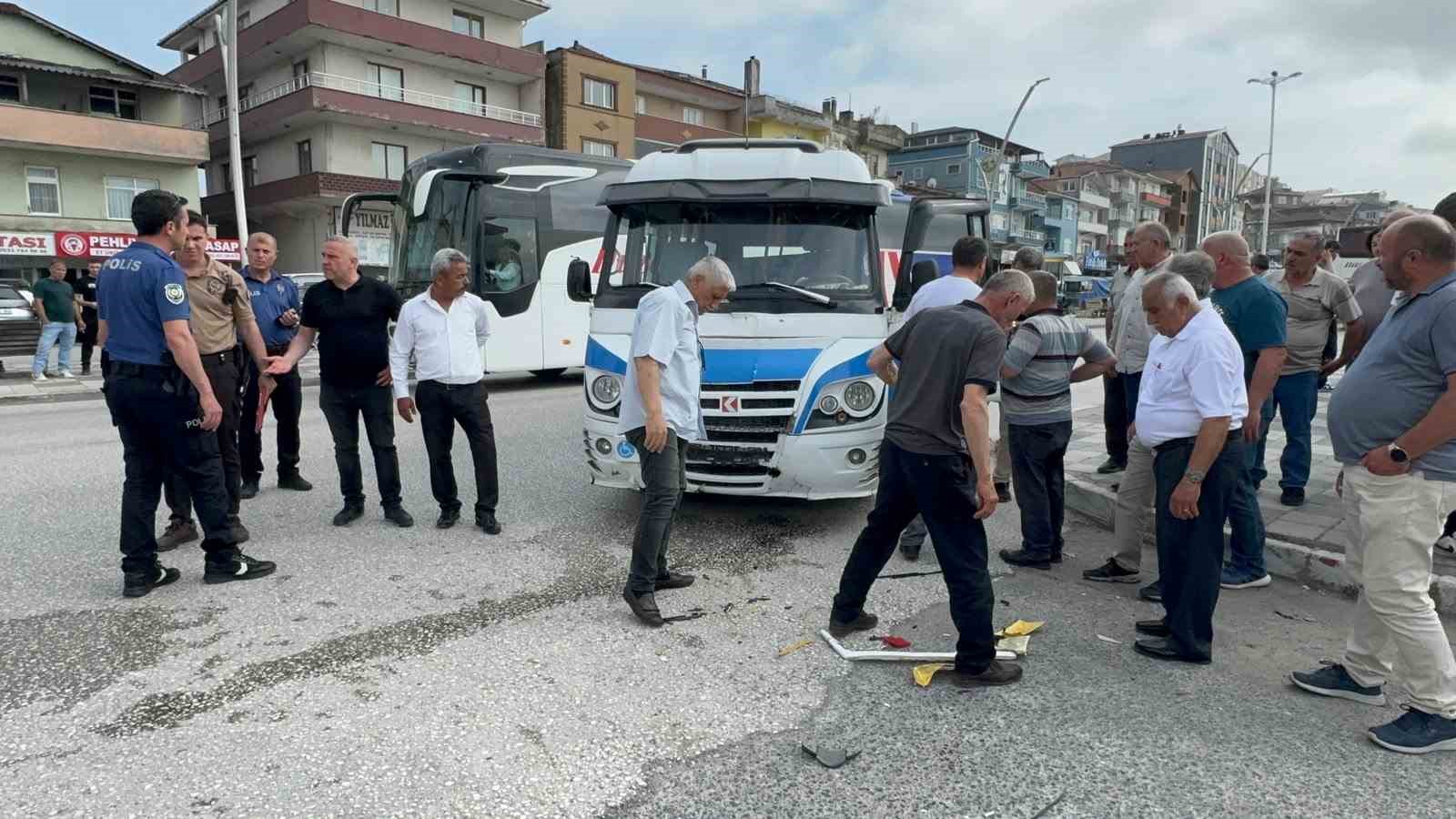 alaplida-minibus-motosiklete-carpti-1-yarali