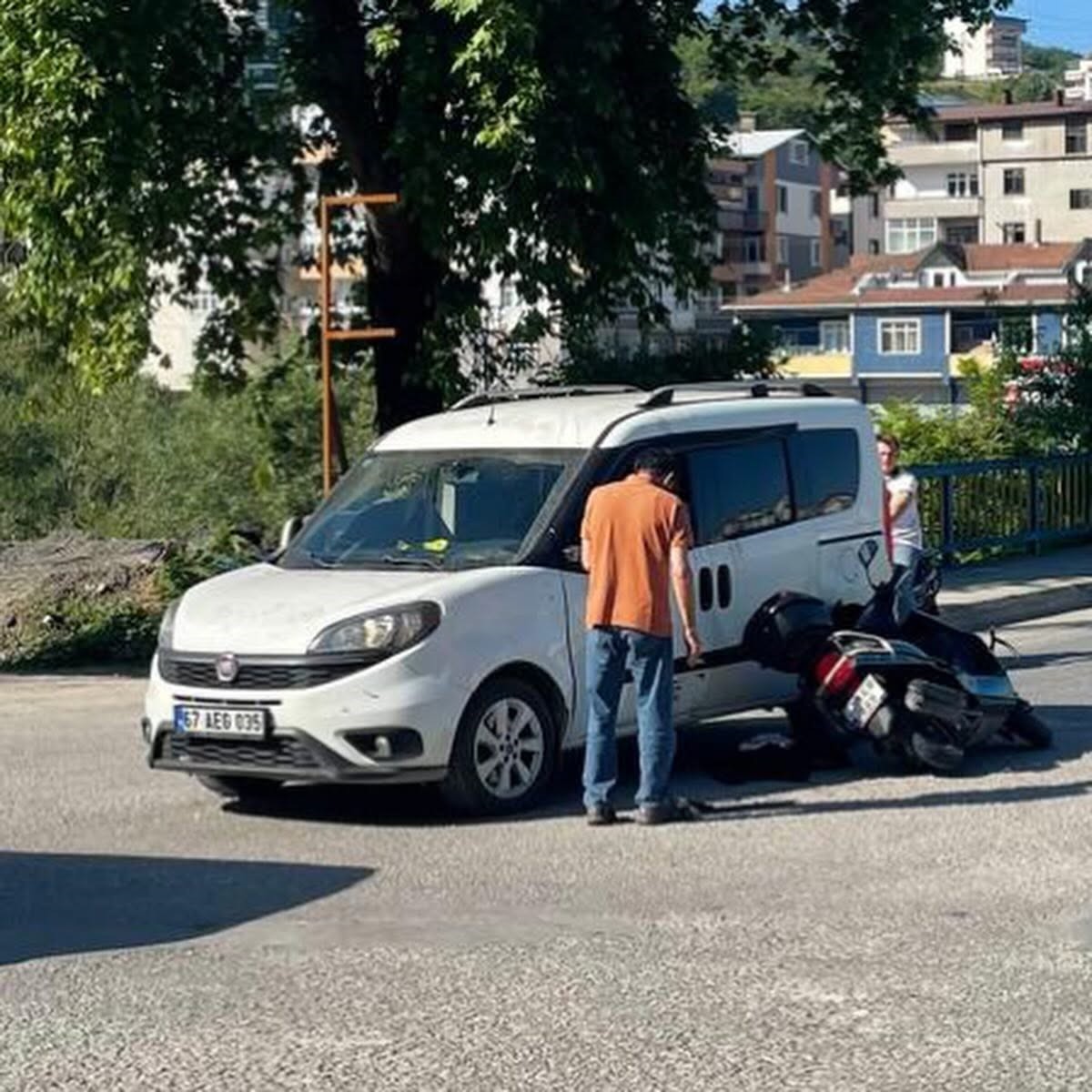 alaplida-zincirleme-kaza-motosikletteki-2-kisi-yaralandi