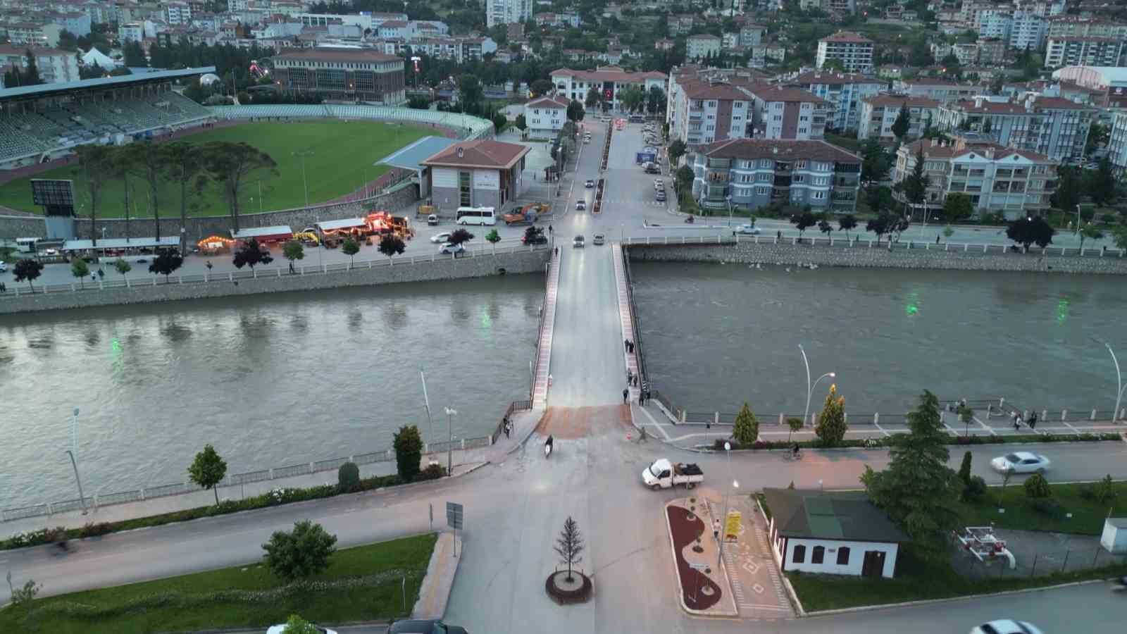 amasyada-kopru-girisinde-cokme-olustu
