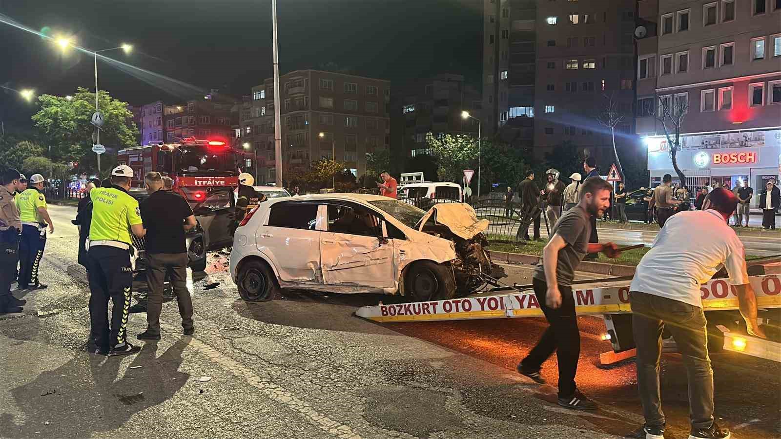 atakumda-kontrolden-cikan-otomobil-karsi-seride-gecti-5-yarali