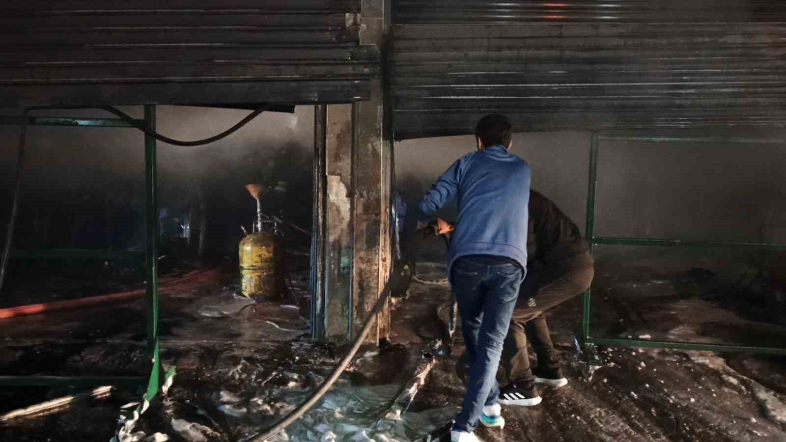 bafrada-sanayi-sitesinde-korkutan-yangin-is-yerinde-buyuk-hasar