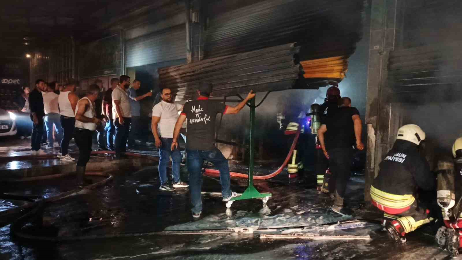 bafrada-sanayi-sitesinde-korkutan-yangin-is-yerinde-buyuk-hasar