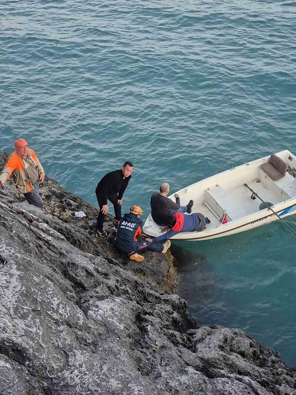 balik-tutmak-isterken-kayaliklardan-dusen-adami-ekipler-ve-balikci-teknesi-kurtardi
