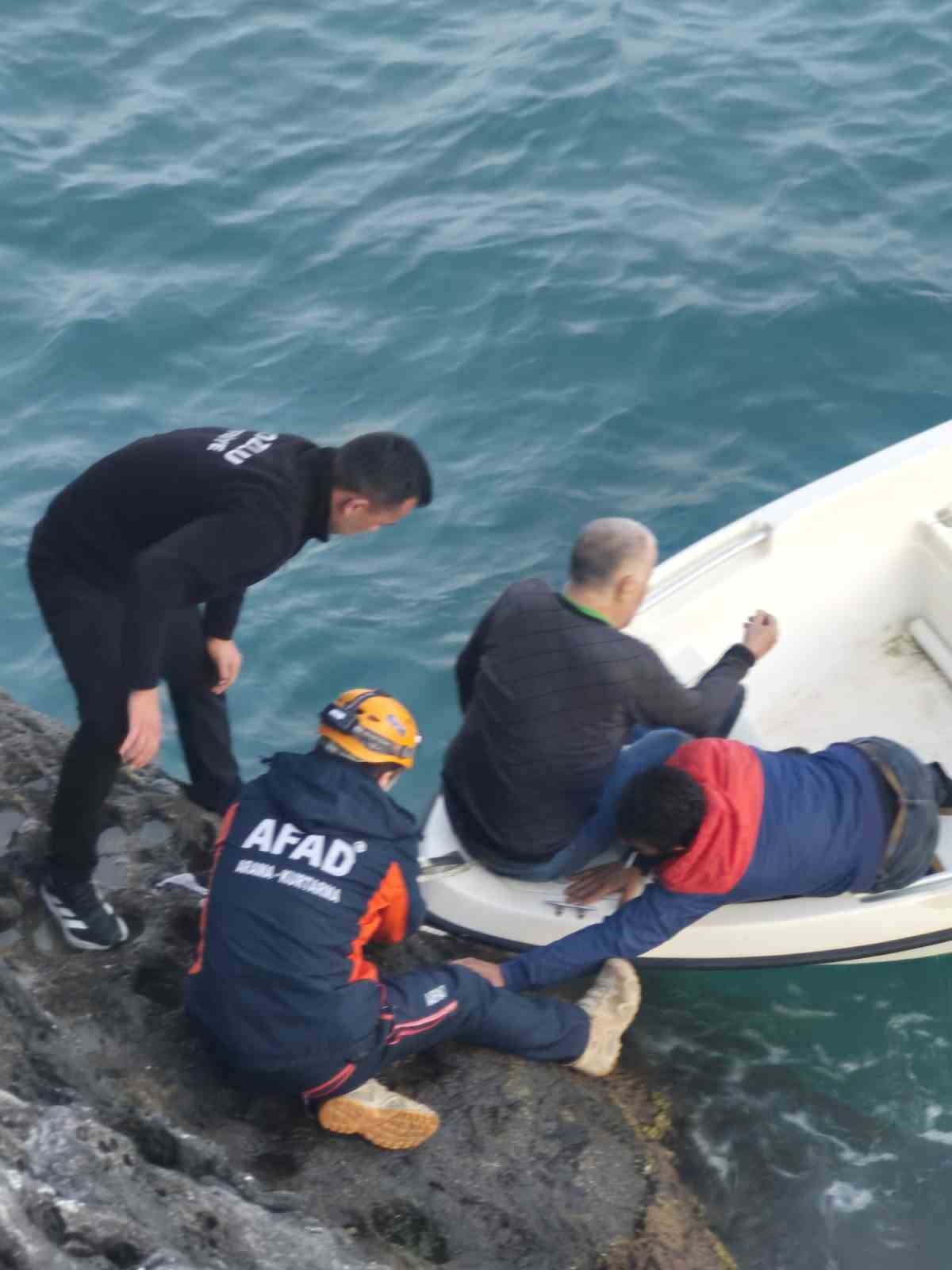 balik-tutmak-isterken-kayaliklardan-dusen-adami-ekipler-ve-balikci-teknesi-kurtardi