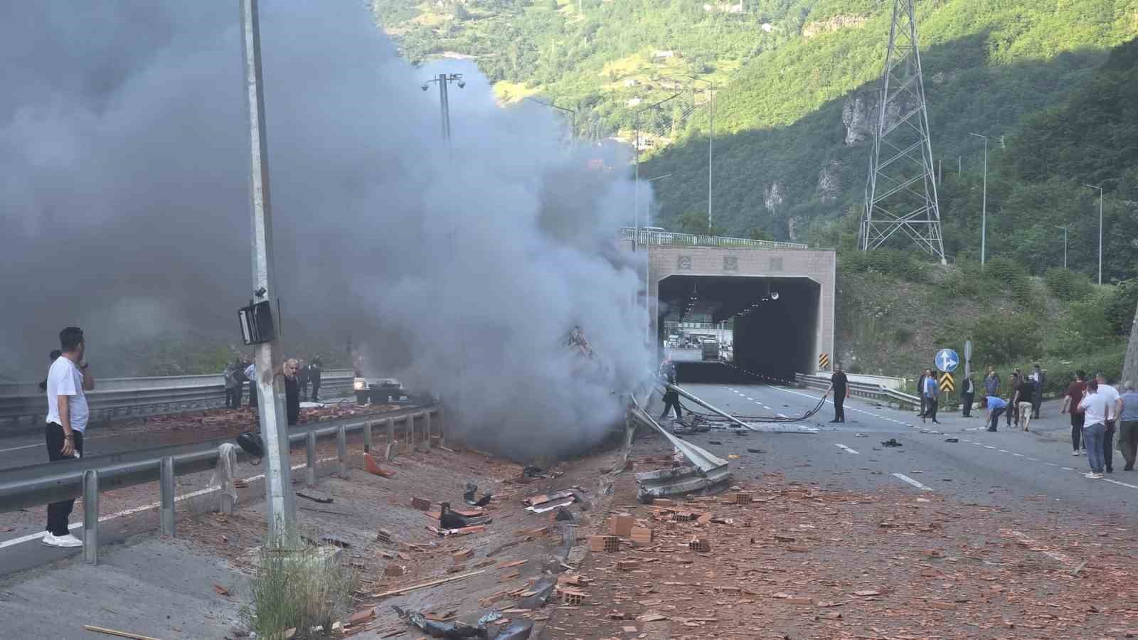 bariyerlere-carpan-kiremit-yuklu-tirda-yangin-cikti