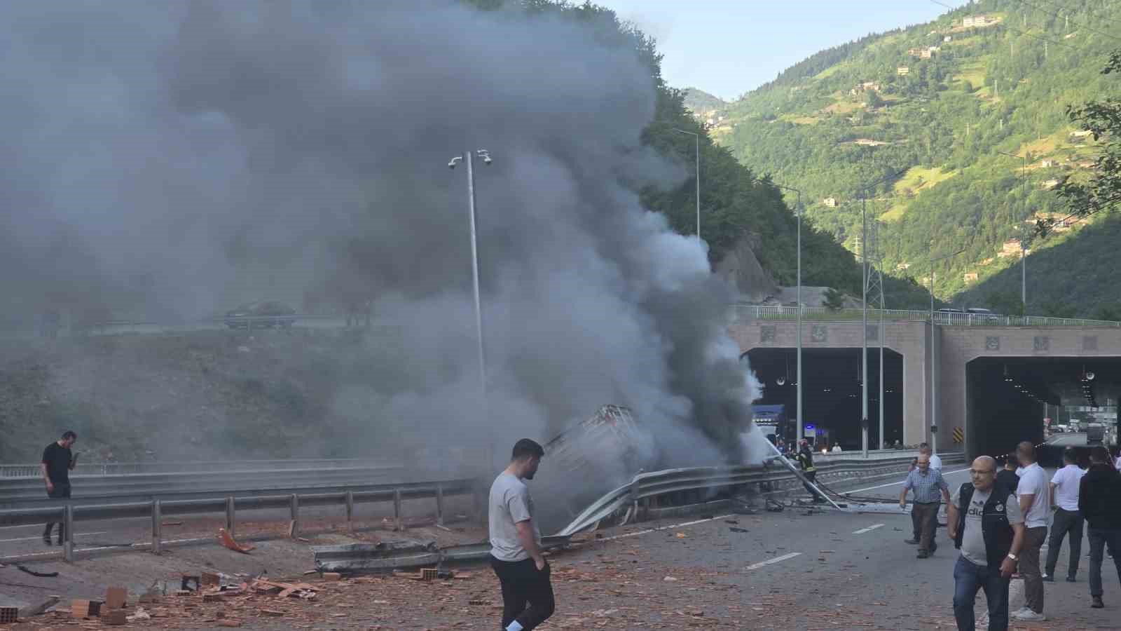 bariyerlere-carpan-kiremit-yuklu-tirda-yangin-cikti