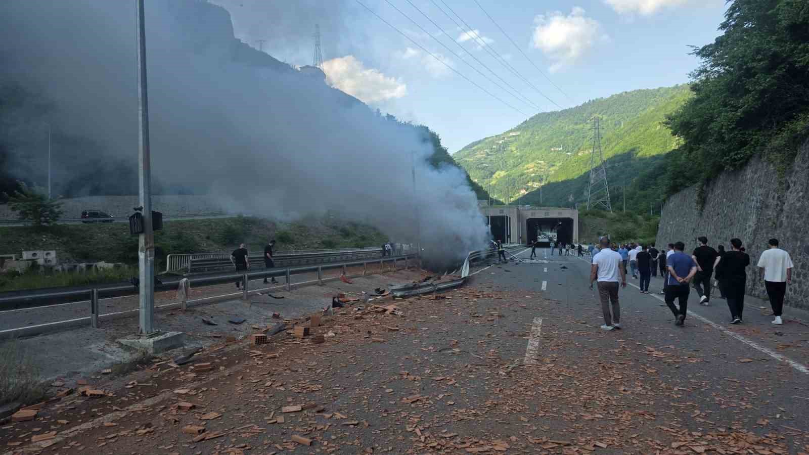 bariyerlere-carpan-kiremit-yuklu-tirda-yangin-cikti