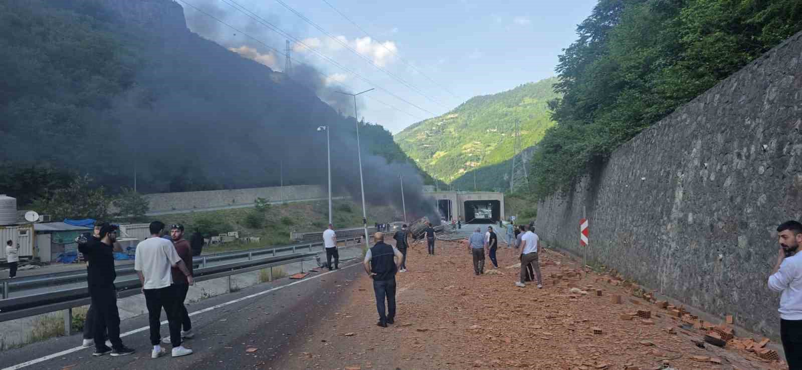 bariyerlere-carpan-kiremit-yuklu-tirda-yangin-cikti