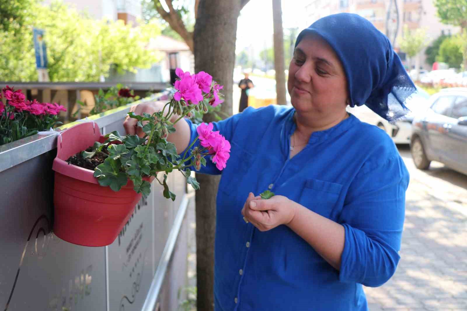 bir-gece-oncesinden-ozenle-diktigi-cicekler-saniyeler-icerisinde-calindi