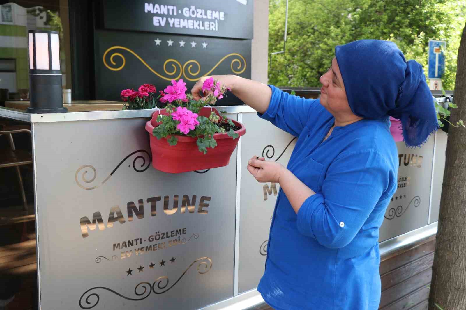 bir-gece-oncesinden-ozenle-diktigi-cicekler-saniyeler-icerisinde-calindi