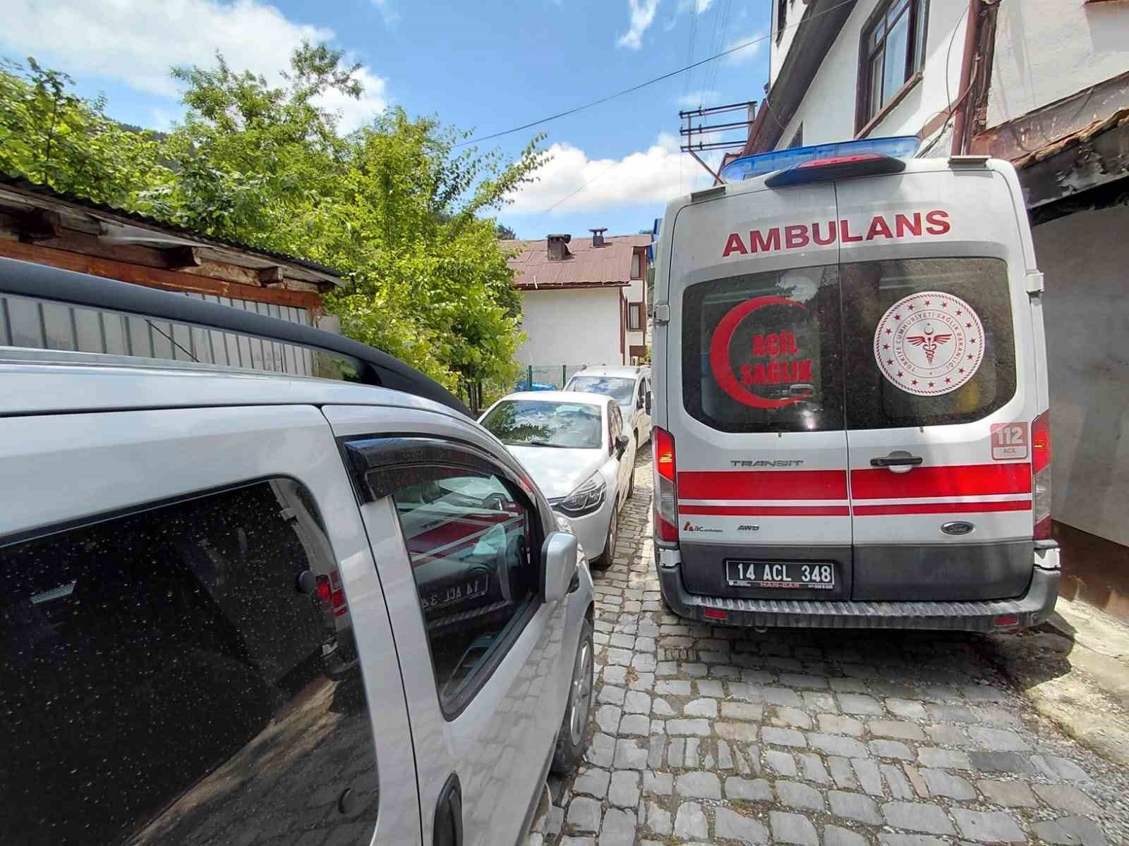 boluda-park-edilen-araclardan-ambulans-sokaga-giremedi-saglik-ekipleri-hastaya-yurumek-zorunda-kaldi