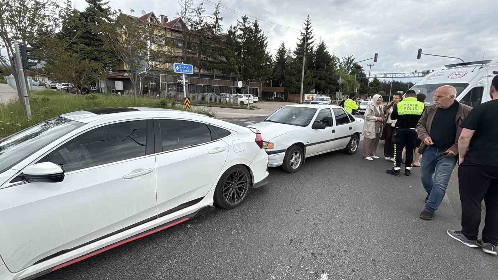 boluda-trafik-isiklarinda-bekleyen-otomobile-carpan-aractaki-1-kisi-yaralandi
