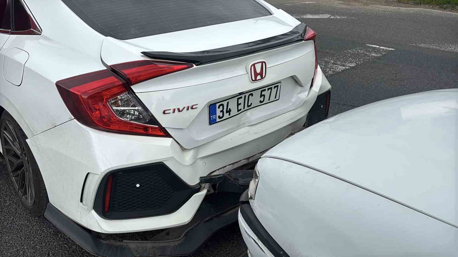boluda-trafik-isiklarinda-bekleyen-otomobile-carpan-aractaki-1-kisi-yaralandi