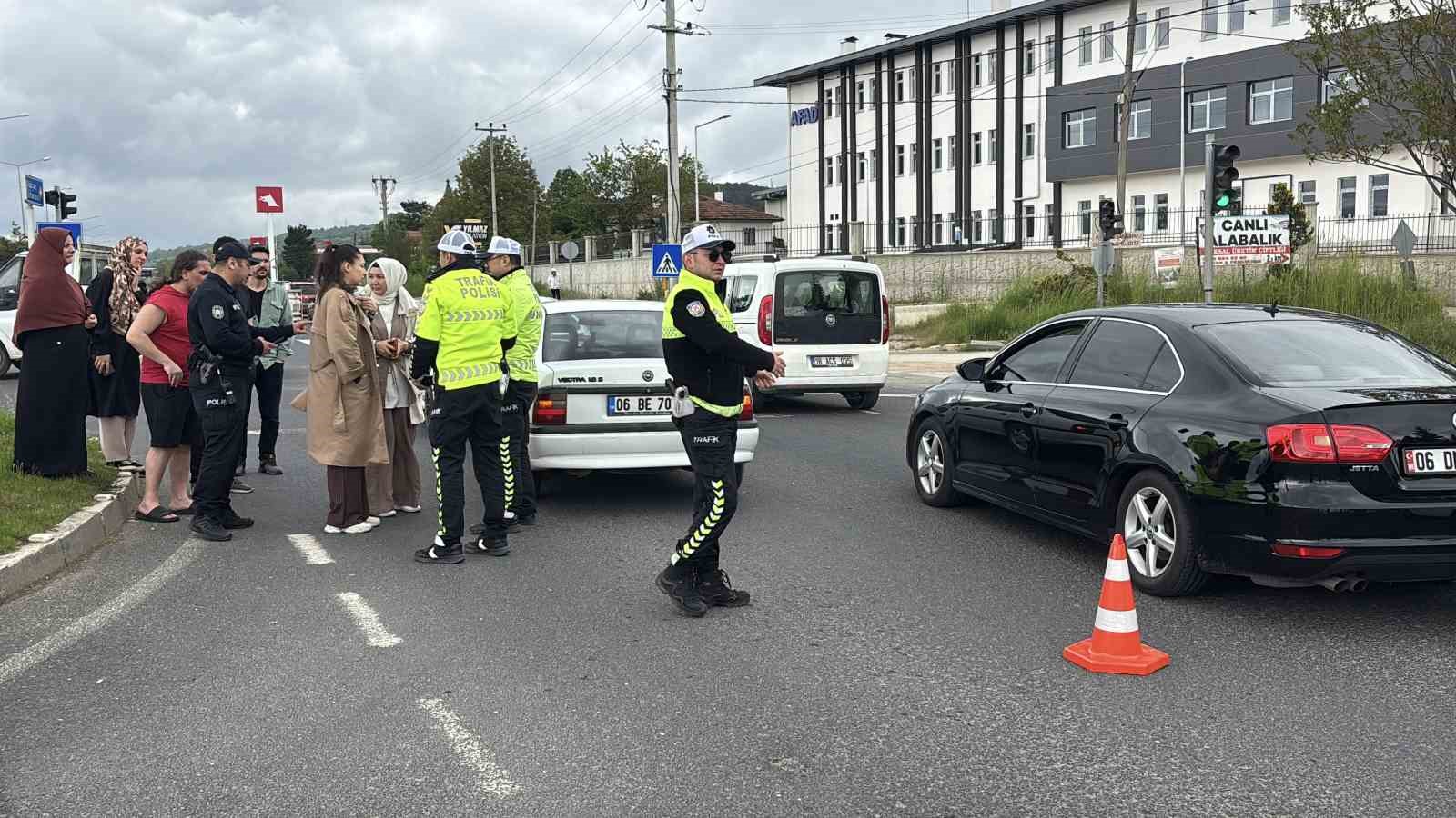 boluda-trafik-isiklarinda-bekleyen-otomobile-carpan-aractaki-1-kisi-yaralandi
