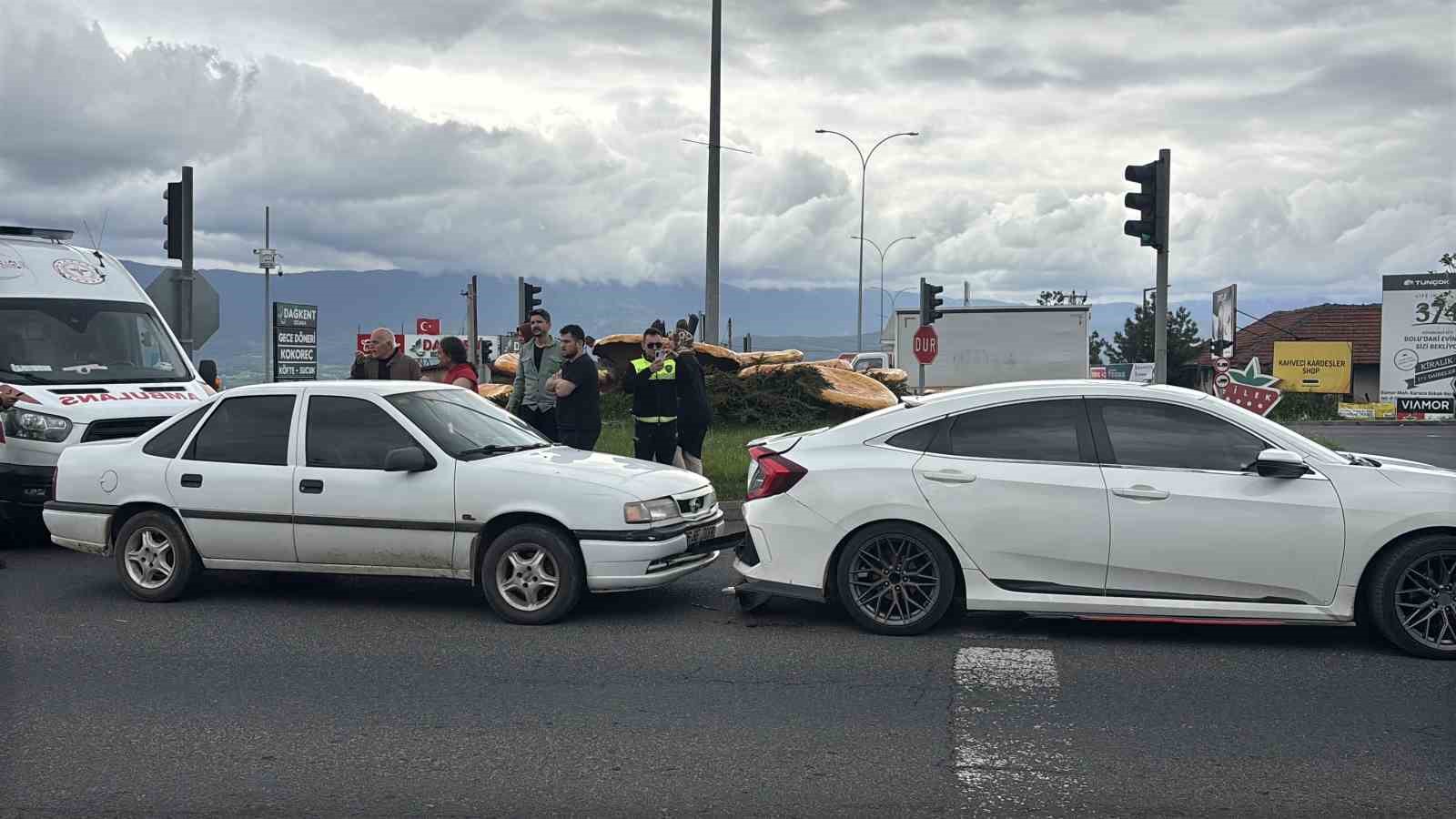 boluda-trafik-isiklarinda-bekleyen-otomobile-carpan-aractaki-1-kisi-yaralandi