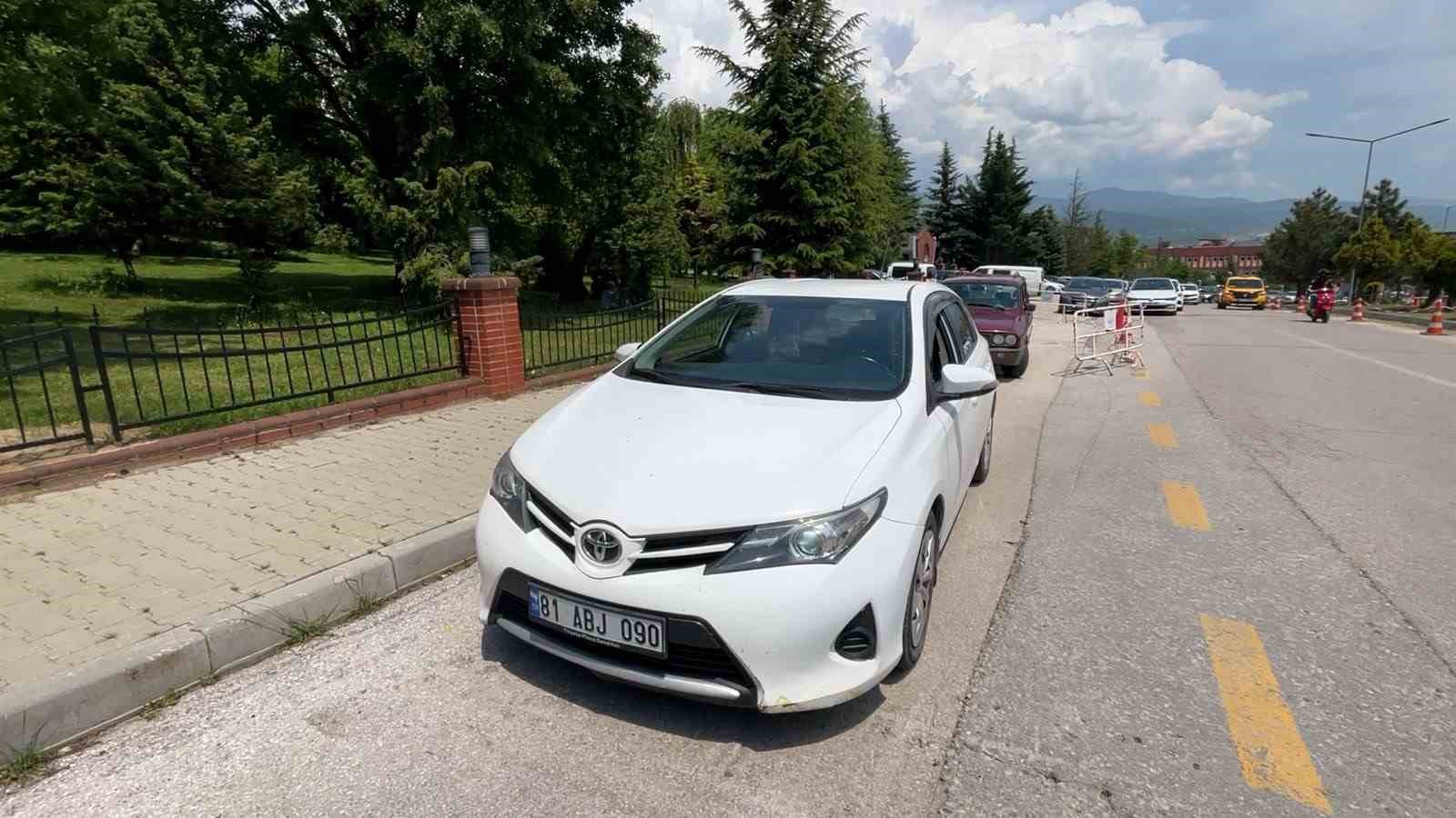 boluda-yokusta-geri-kayan-arac-ayni-otomobile-3-kez-carpti