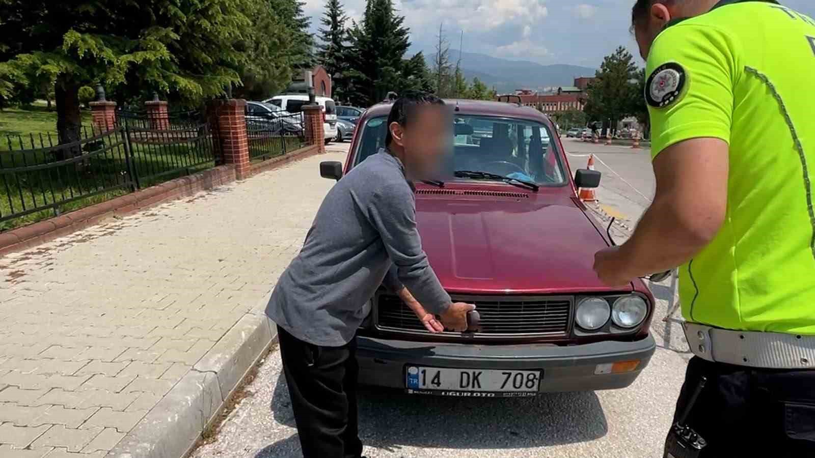 boluda-yokusta-geri-kayan-arac-ayni-otomobile-3-kez-carpti