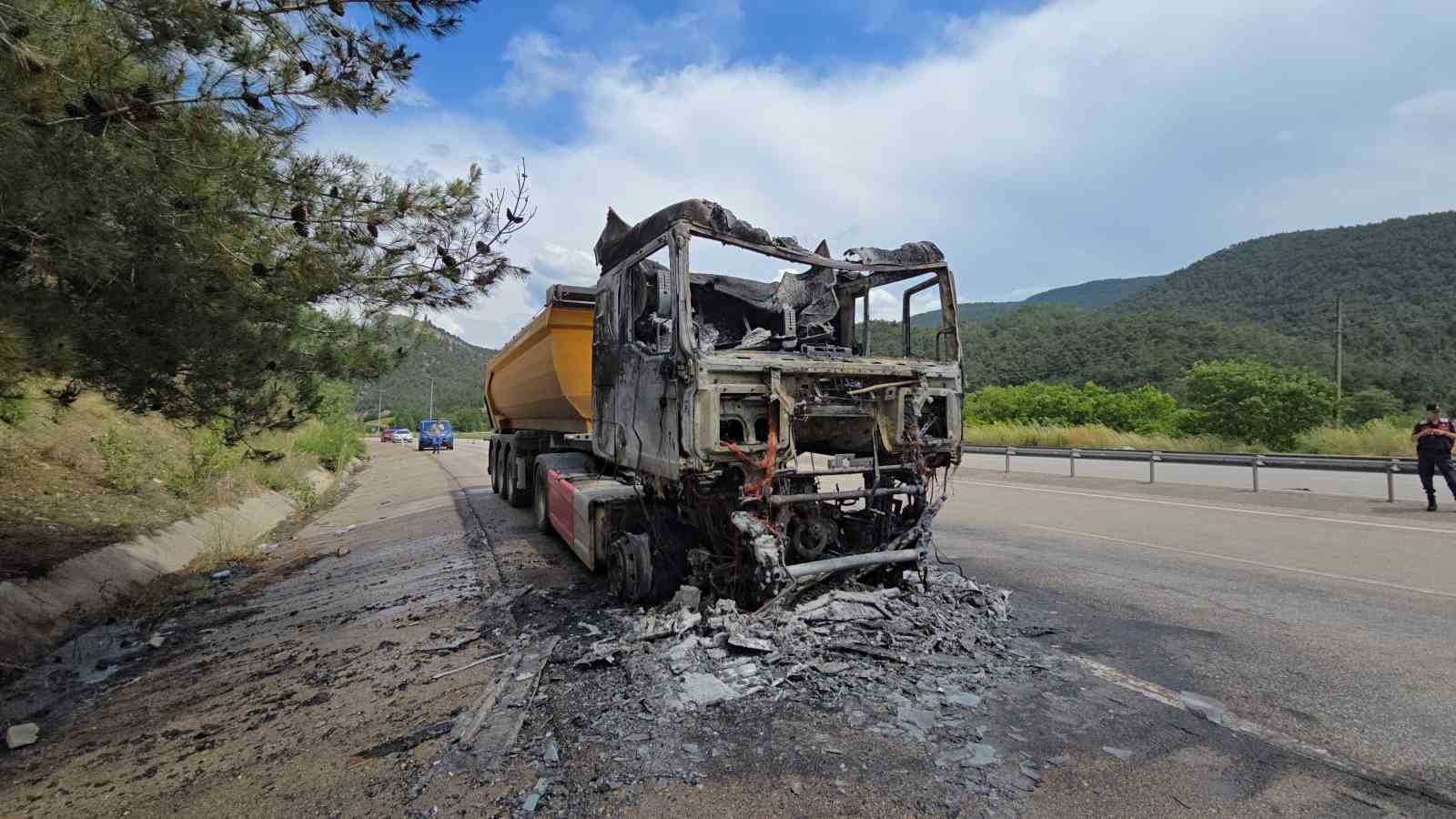 cam-madeni-yuklu-tir-seyir-halindeyken-alev-topuna-dondu-surucu-son-anda-kurtuldu