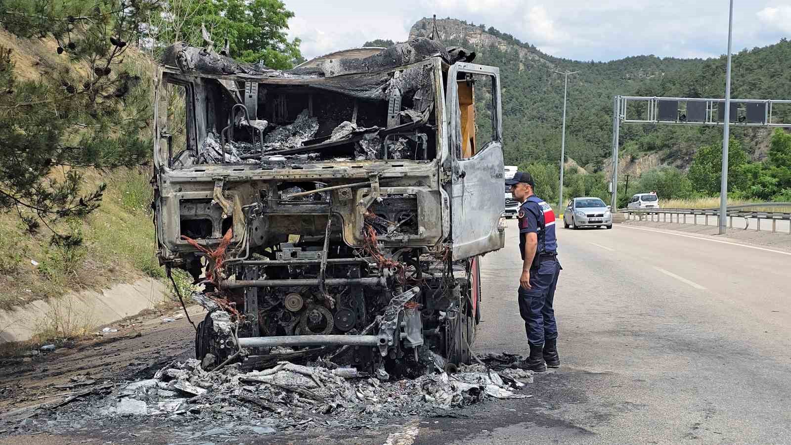 cam-madeni-yuklu-tir-seyir-halindeyken-alev-topuna-dondu-surucu-son-anda-kurtuldu