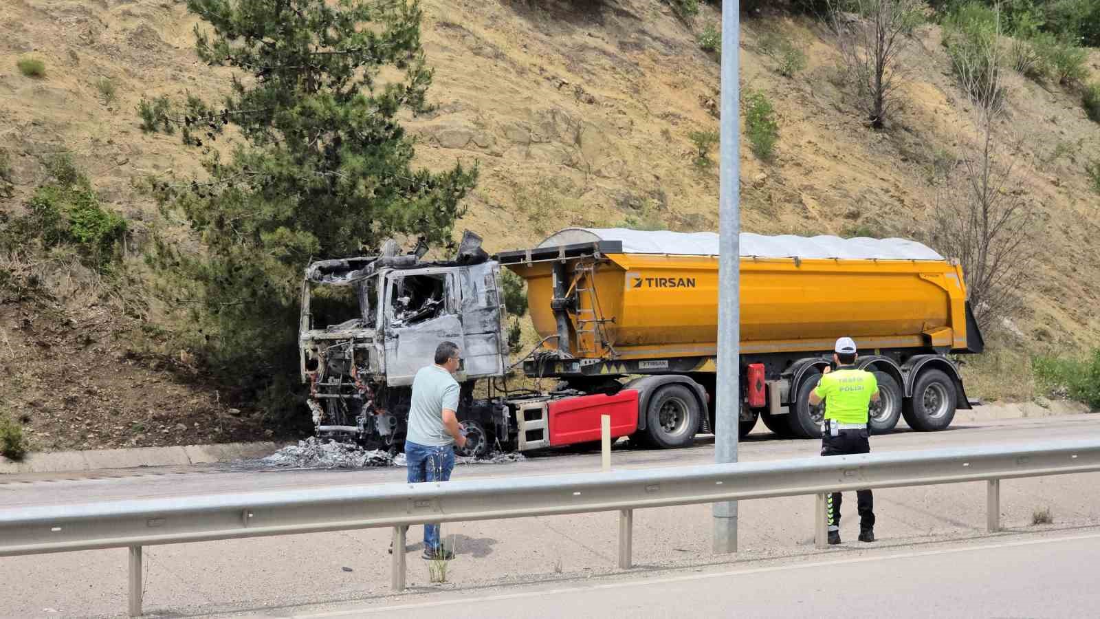 cam-madeni-yuklu-tir-seyir-halindeyken-alev-topuna-dondu-surucu-son-anda-kurtuldu