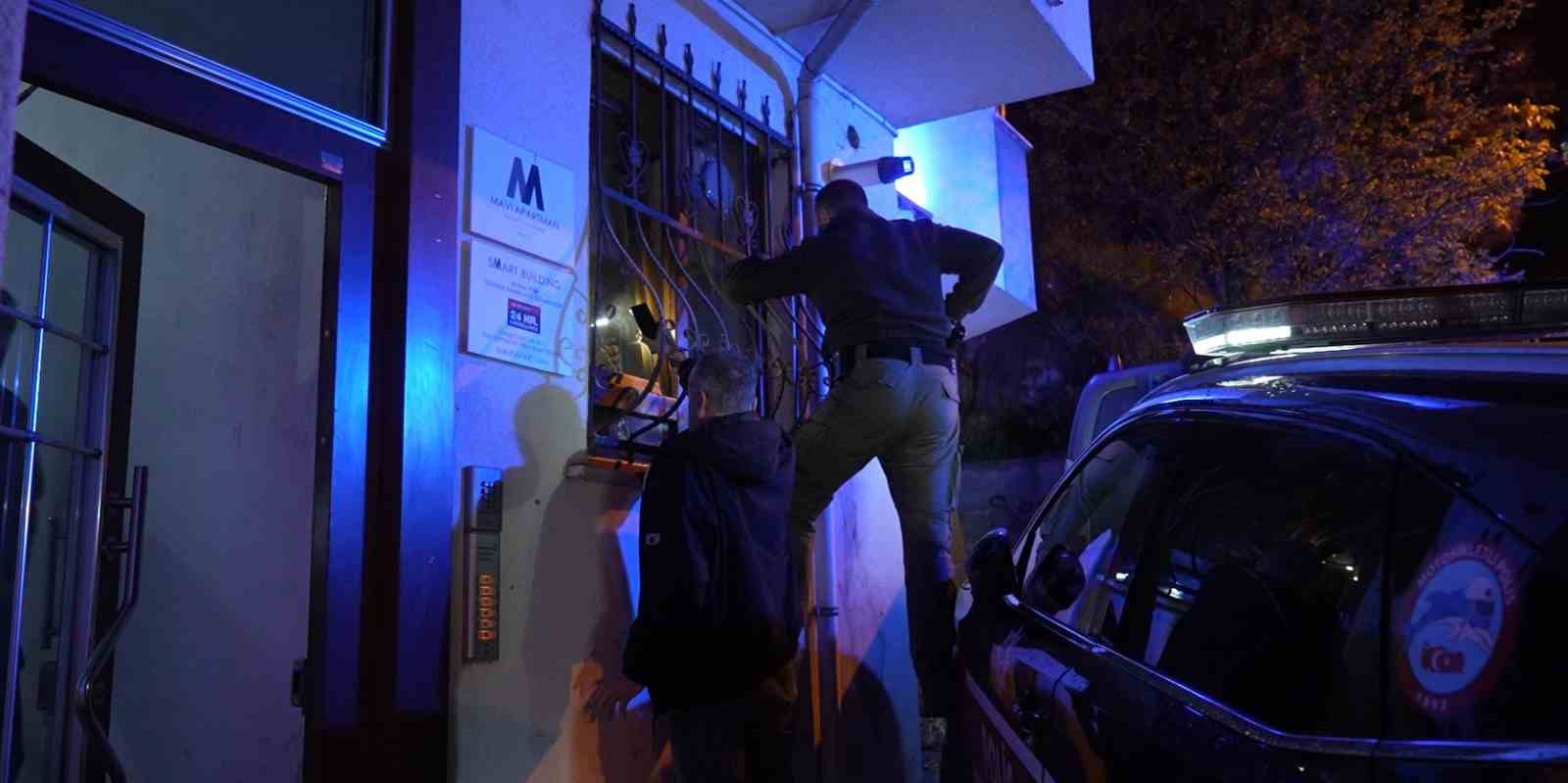 ceset-kokusu-sanildi-gercek-polisin-eve-girmesiyle-ortaya-cikti