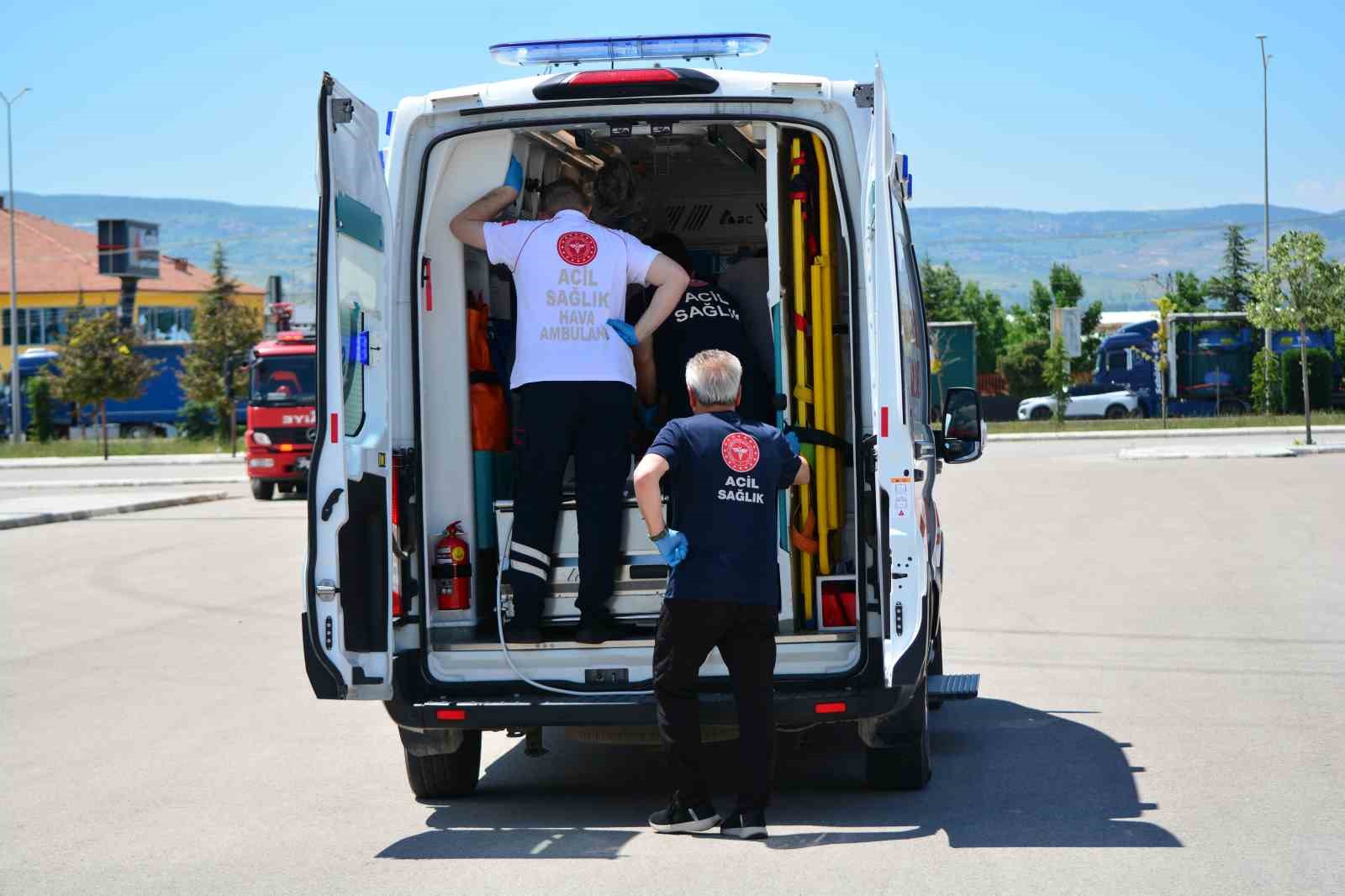 corumda-balkondan-dusen-cocuk-agir-yaralandi-ambulans-helikopterle-ankaraya-sevk-edildi