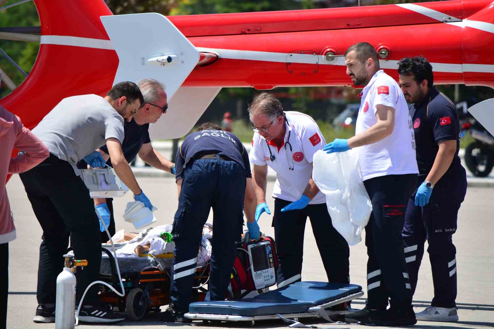 corumda-balkondan-dusen-cocuk-agir-yaralandi-ambulans-helikopterle-ankaraya-sevk-edildi