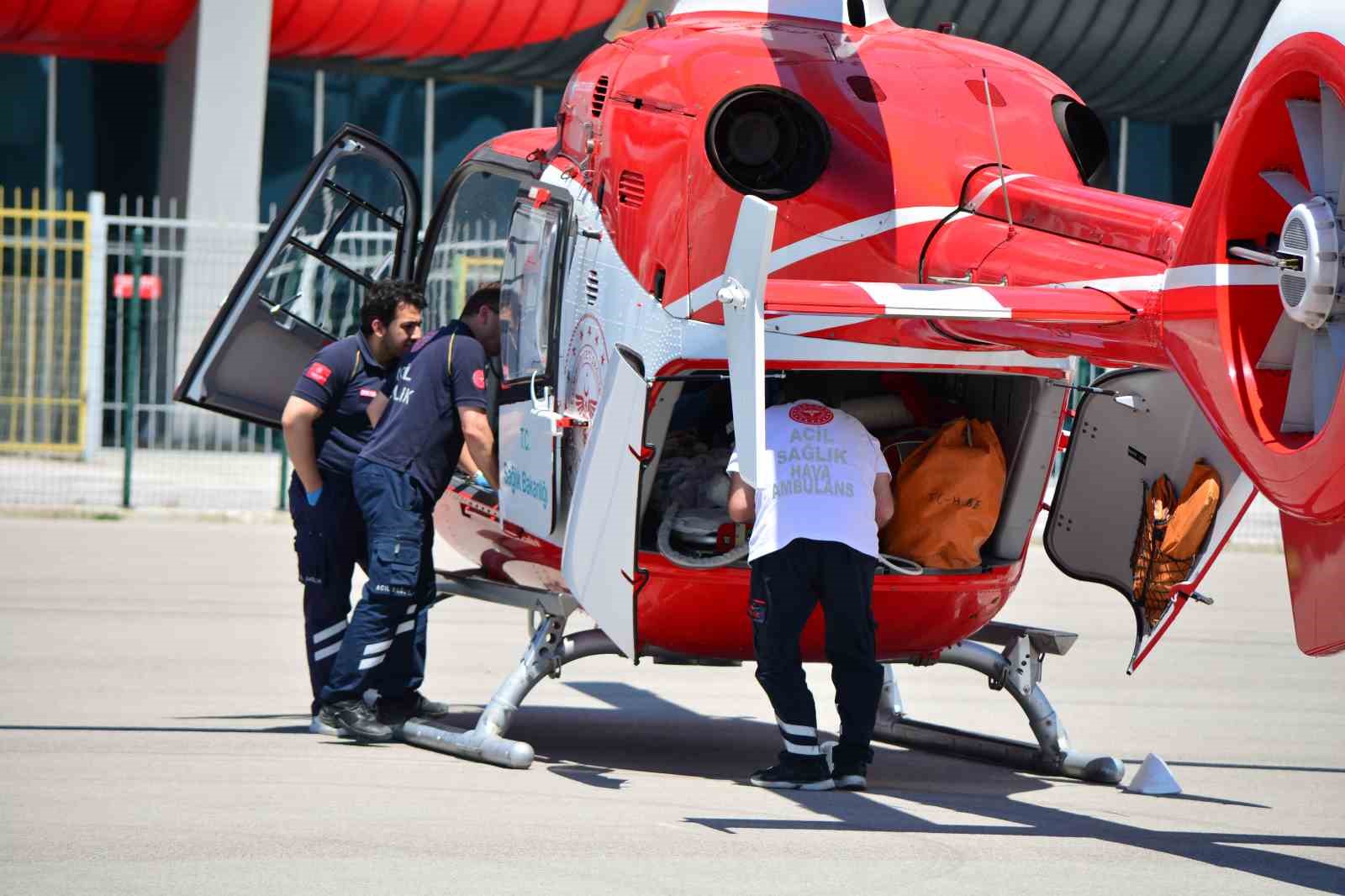 corumda-balkondan-dusen-cocuk-agir-yaralandi-ambulans-helikopterle-ankaraya-sevk-edildi