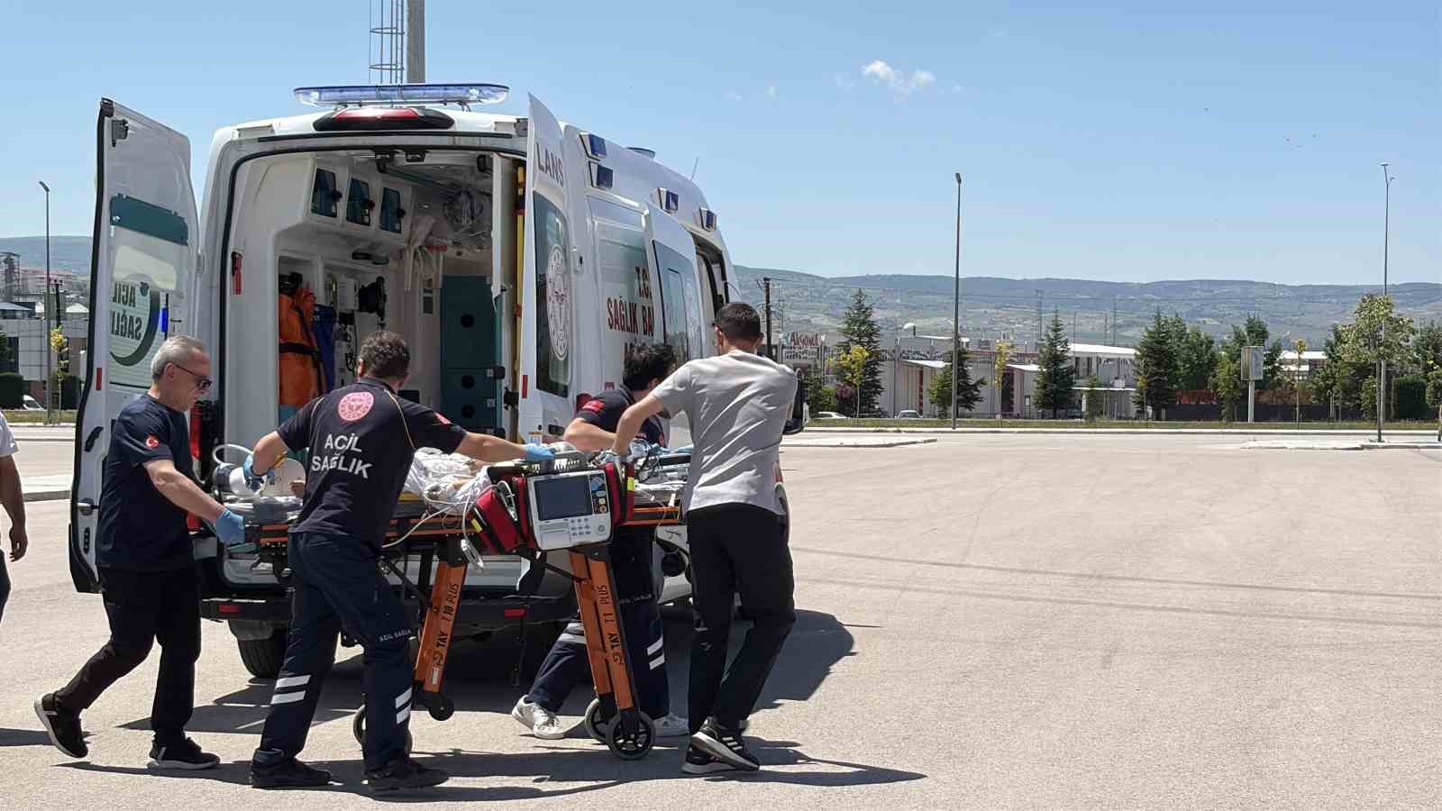 corumda-balkondan-dusen-cocuk-agir-yaralandi-ambulans-helikopterle-ankaraya-sevk-edildi