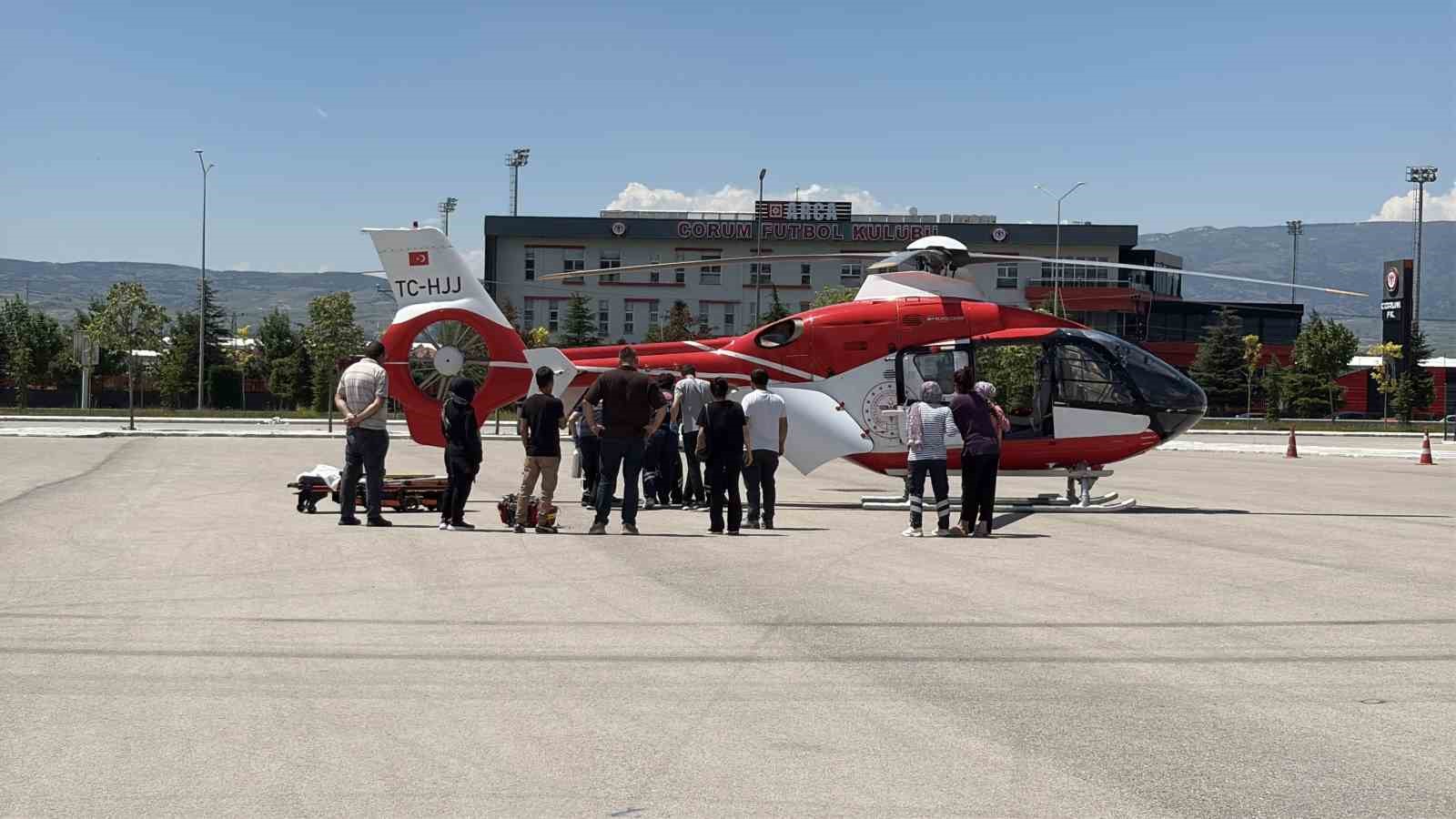corumda-balkondan-dusen-cocuk-agir-yaralandi-ambulans-helikopterle-ankaraya-sevk-edildi
