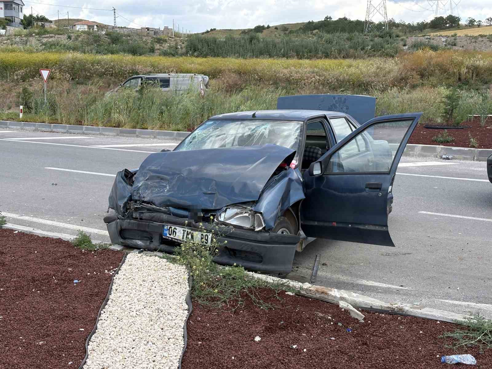 corumda-hafif-ticari-arac-ile-otomobil-carpisti-2si-agir-5-yarali
