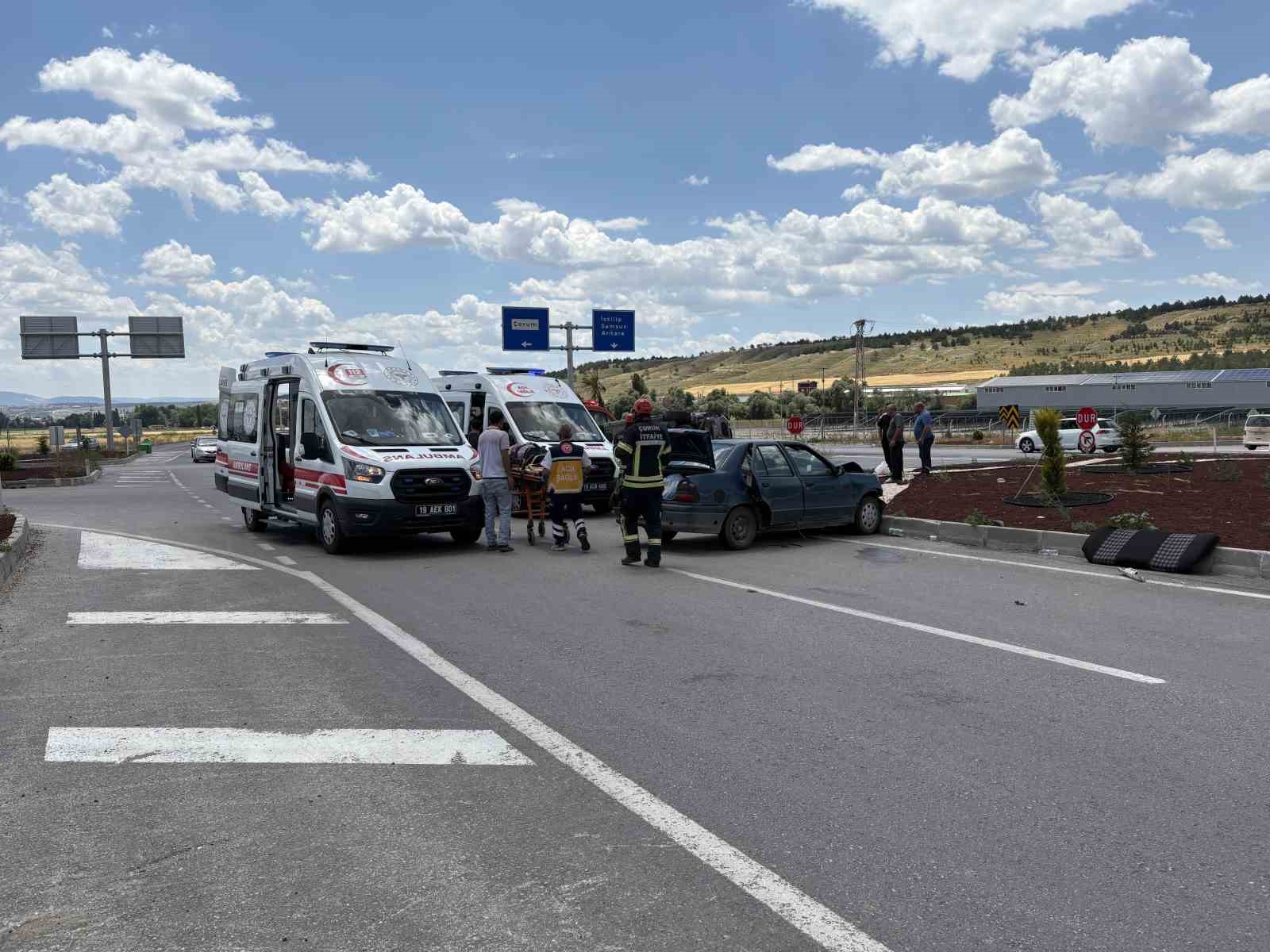 corumda-hafif-ticari-arac-ile-otomobil-carpisti-2si-agir-5-yarali