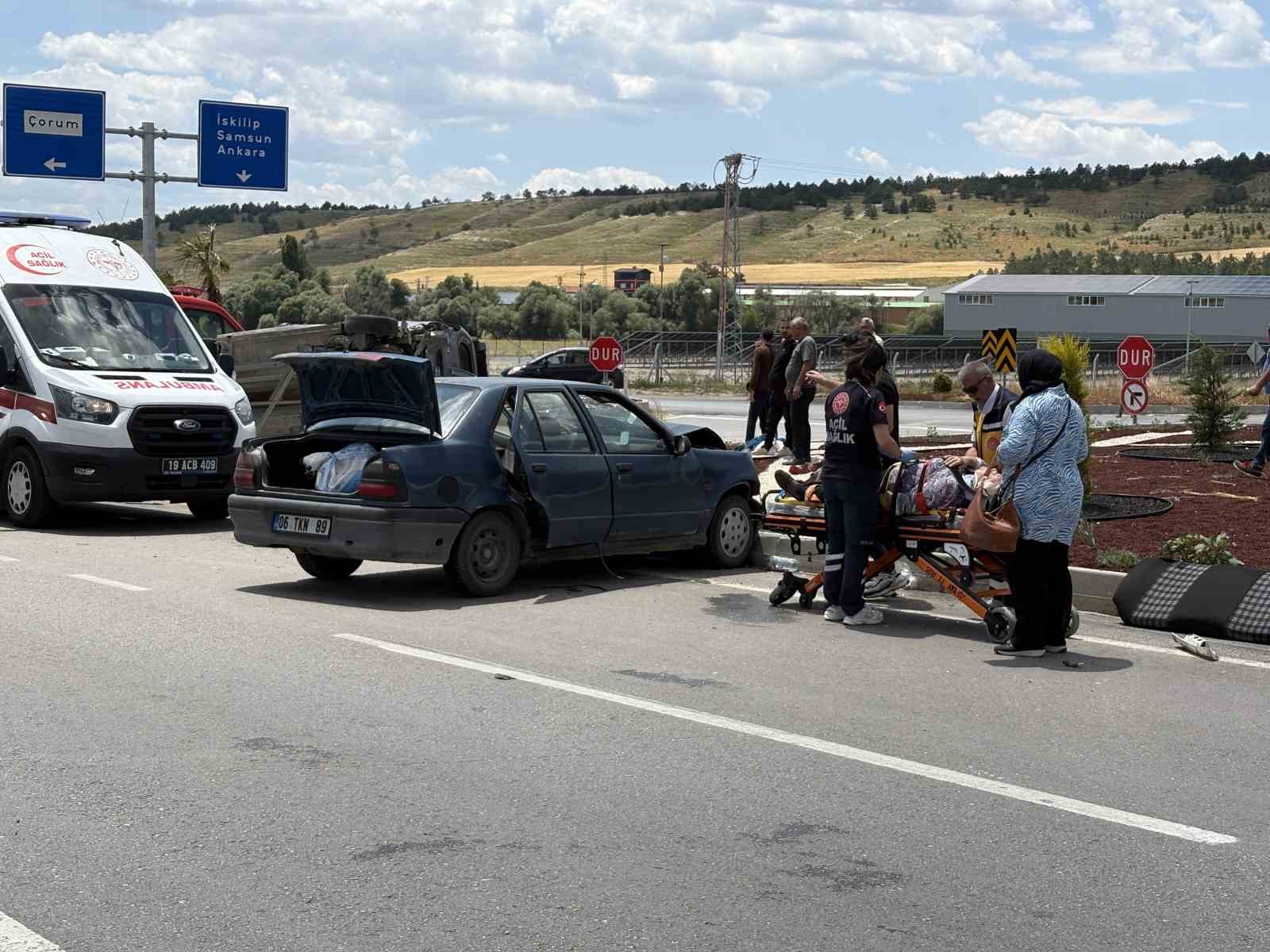 corumda-hafif-ticari-arac-ile-otomobil-carpisti-2si-agir-5-yarali