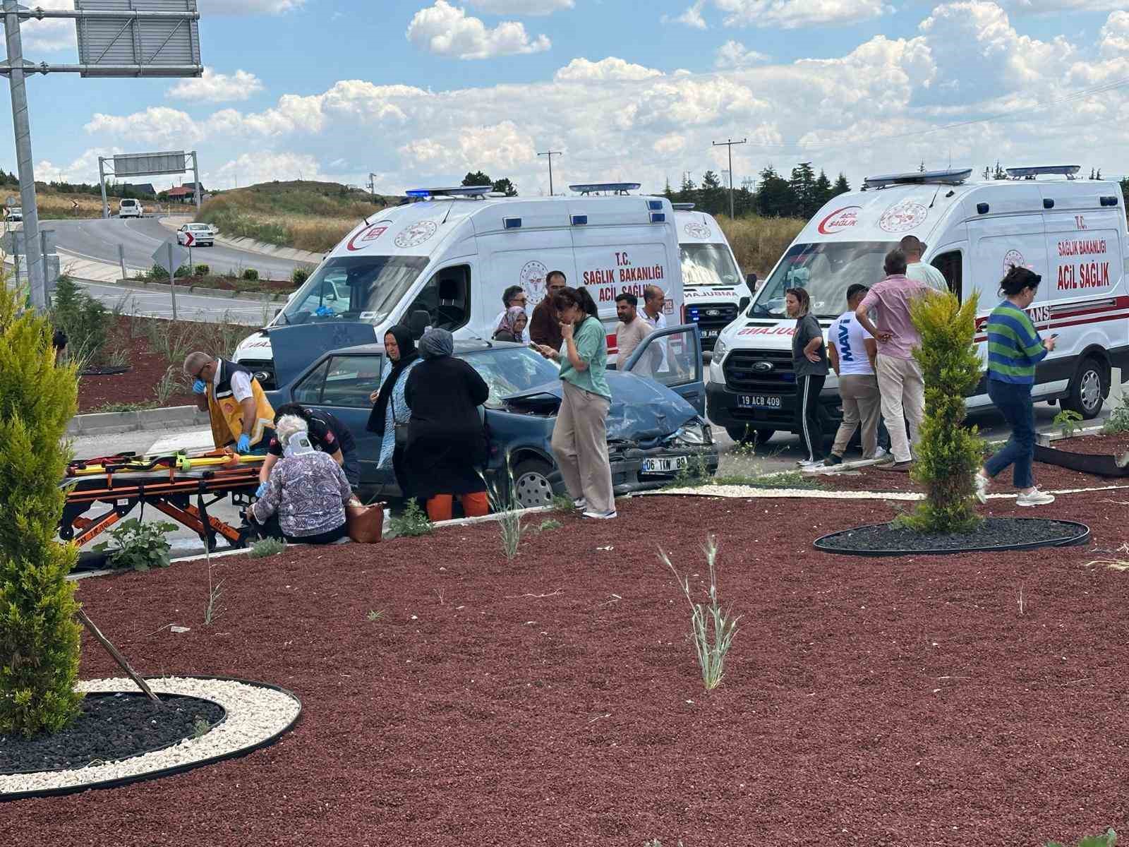 corumda-hafif-ticari-arac-ile-otomobil-carpisti-2si-agir-5-yarali