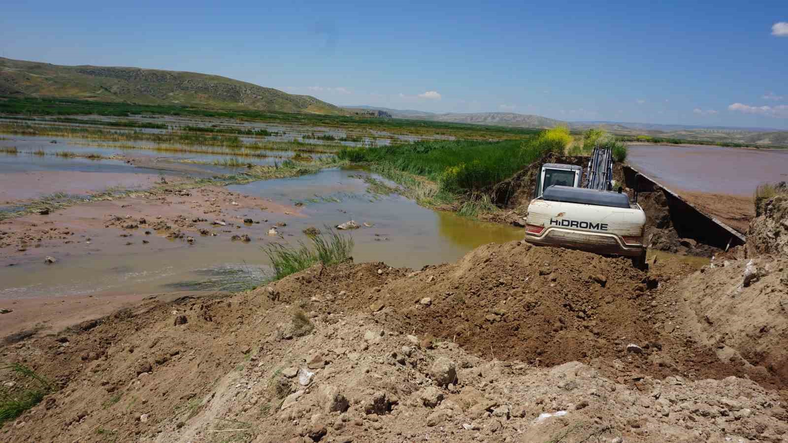 corumda-hes-bendi-patladi-celtik-tarlalari-su-altinda-kaldi