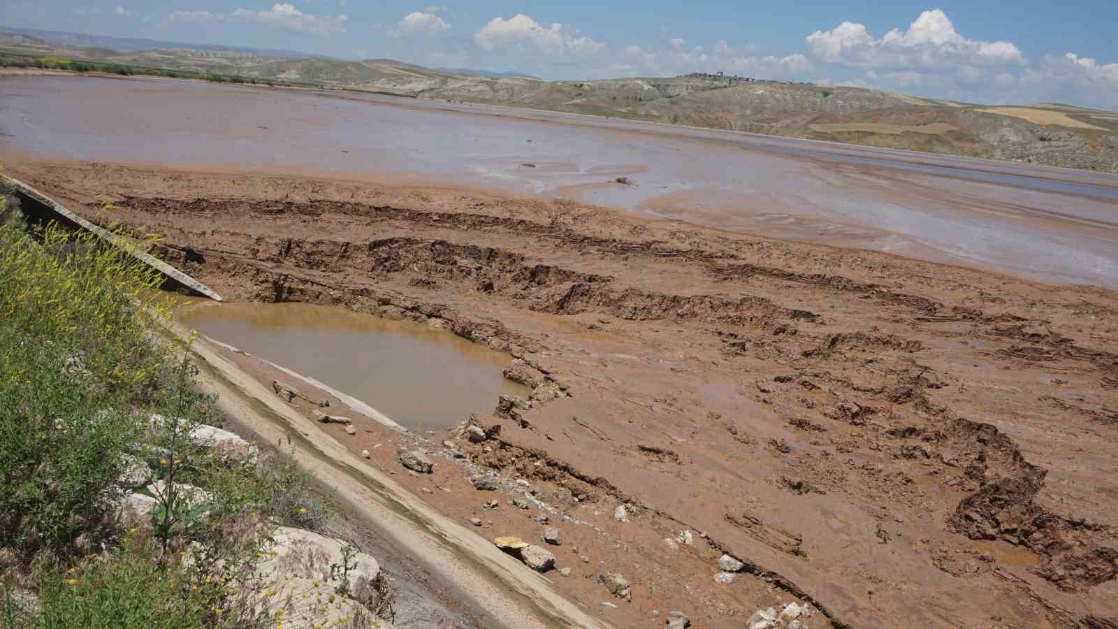 corumda-hes-bendi-patladi-celtik-tarlalari-su-altinda-kaldi