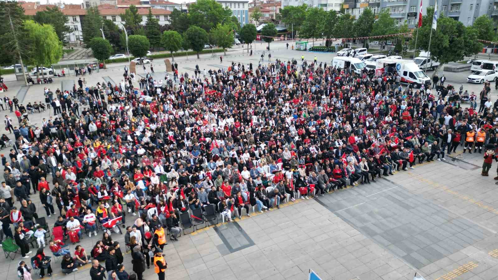 corumda-yuzlerce-vatandas-a-milli-futbol-takimini-birlikte-destekledi