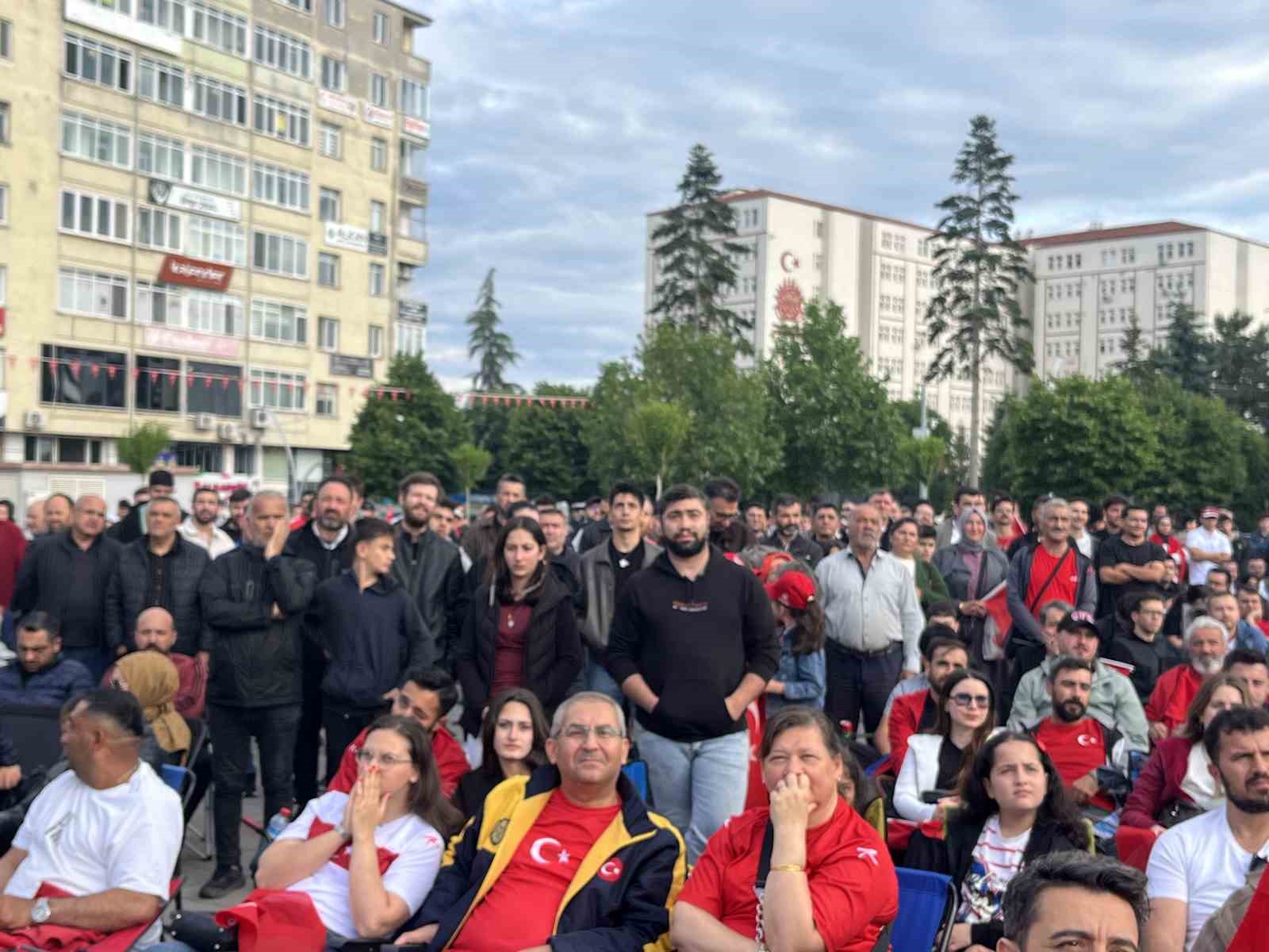 corumda-yuzlerce-vatandas-a-milli-futbol-takimini-birlikte-destekledi