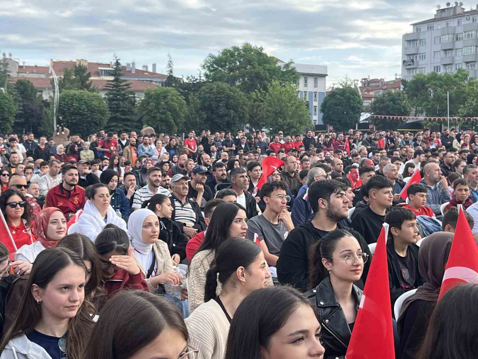 corumda-yuzlerce-vatandas-a-milli-futbol-takimini-birlikte-destekledi