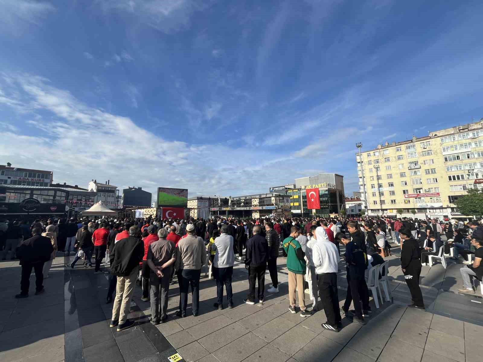 corumda-yuzlerce-vatandas-a-milli-futbol-takimini-birlikte-destekledi