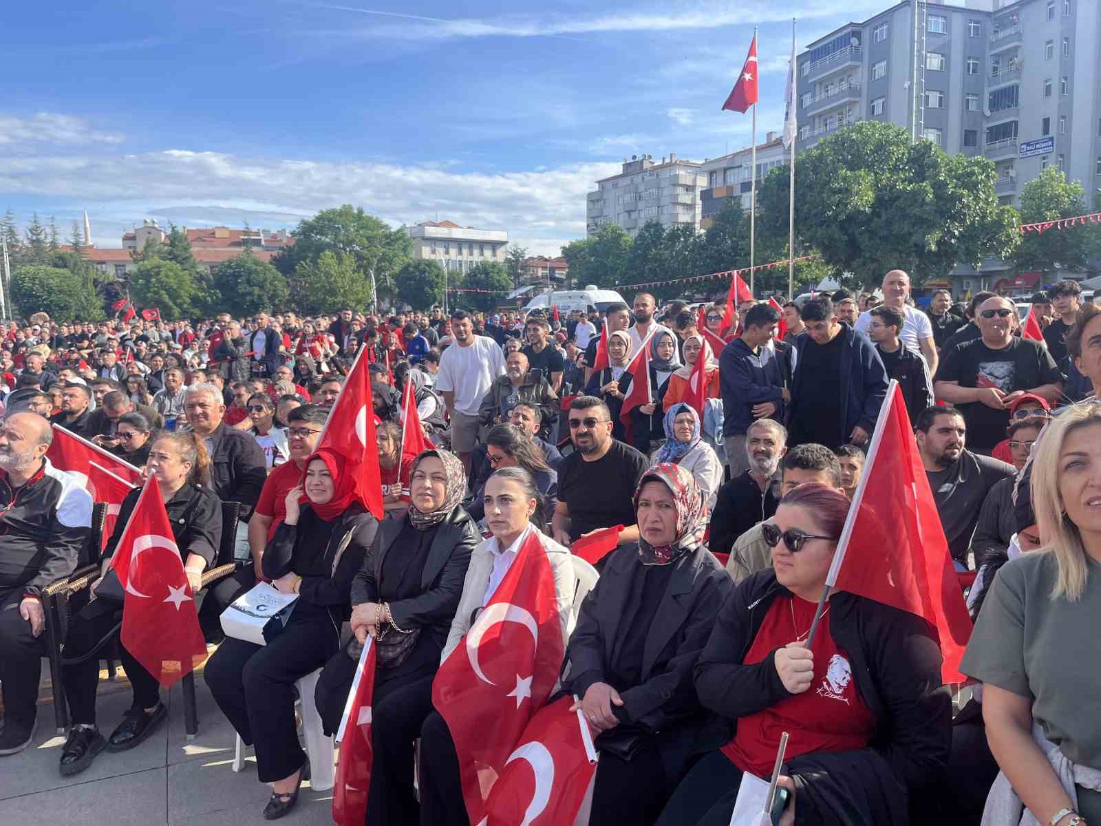 corumda-yuzlerce-vatandas-a-milli-futbol-takimini-birlikte-destekledi