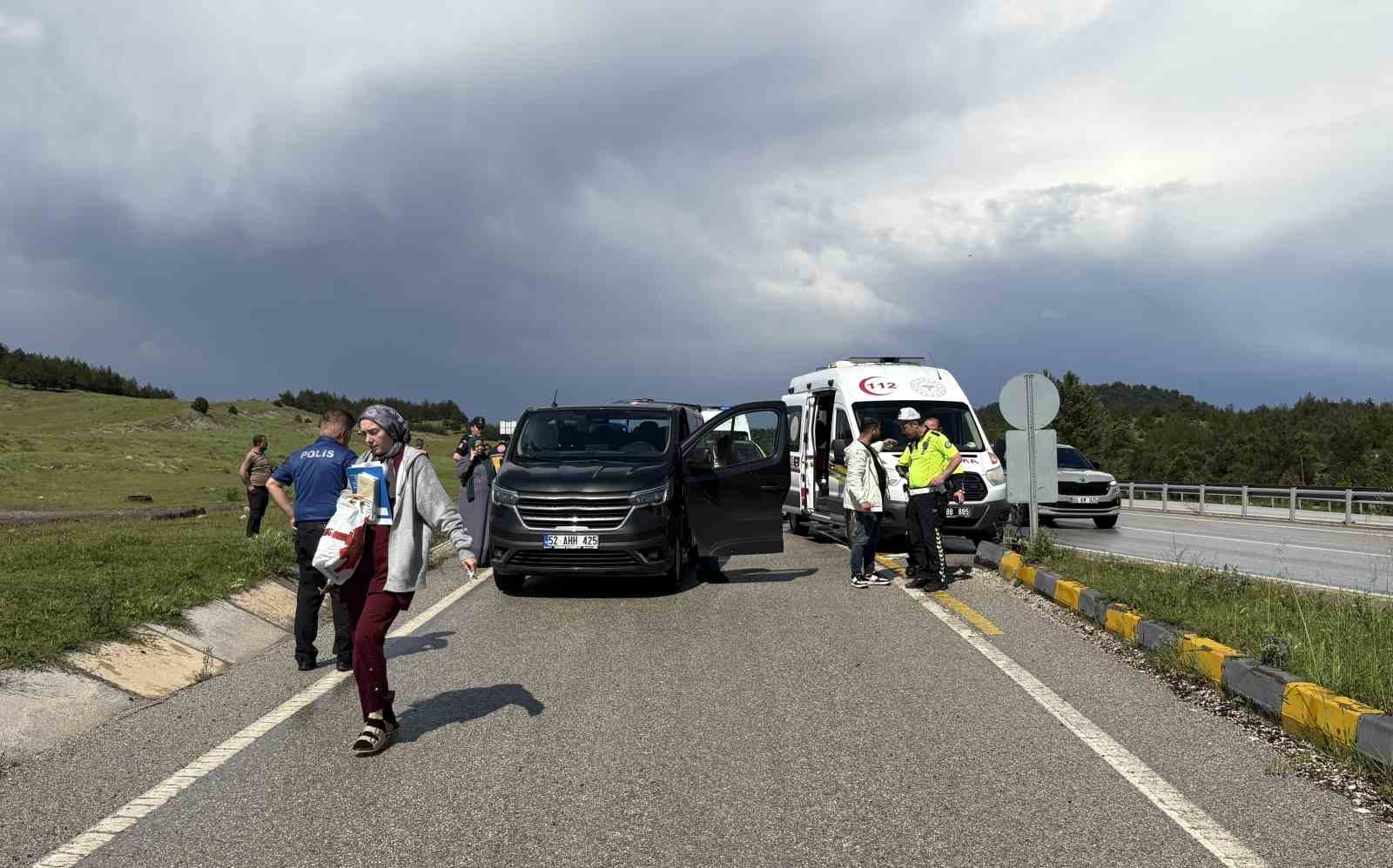 d100de-kayan-kamyonun-carptigi-minibusteki-5-kisi-yaralandi