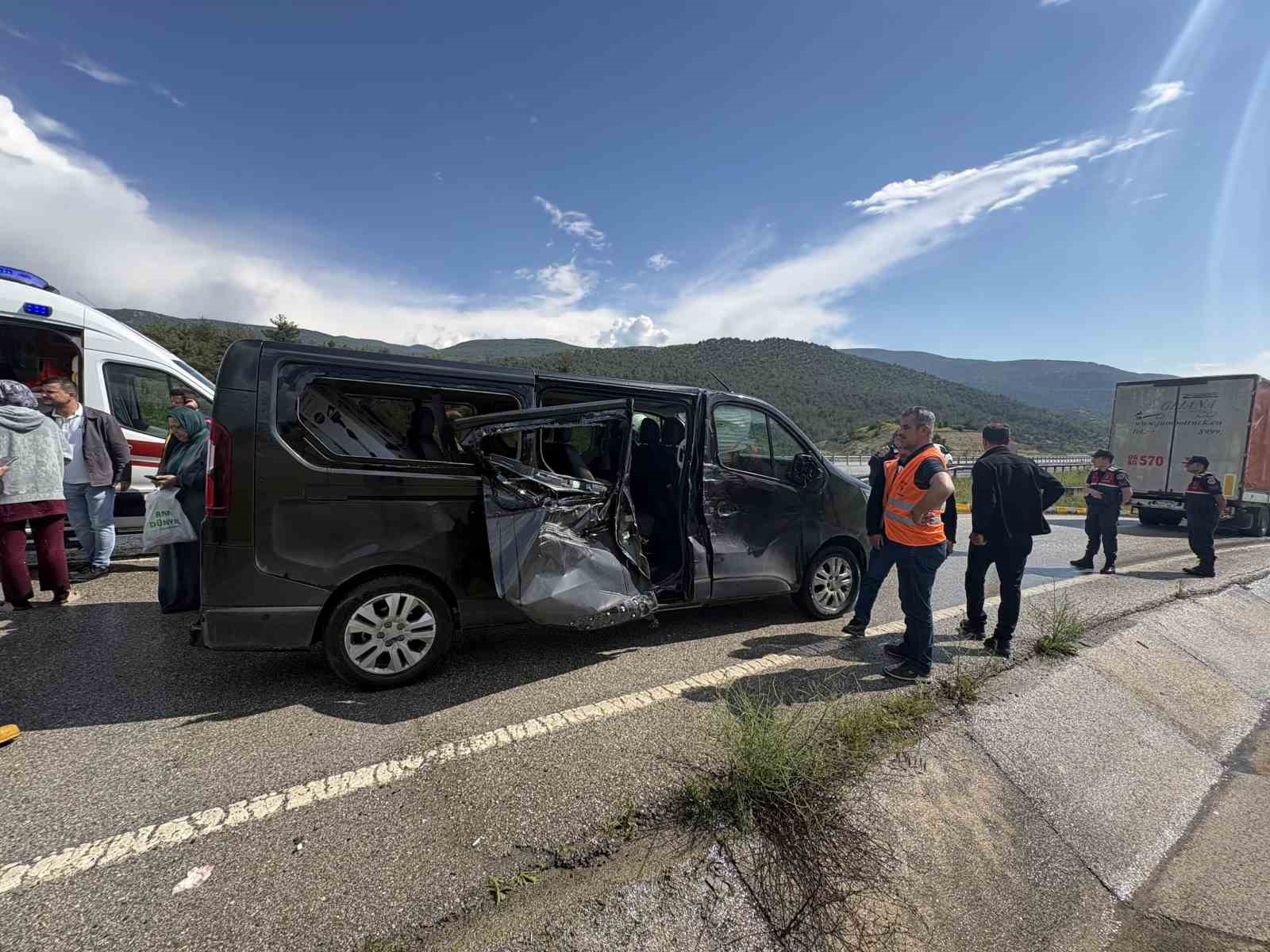 d100de-kayan-kamyonun-carptigi-minibusteki-5-kisi-yaralandi